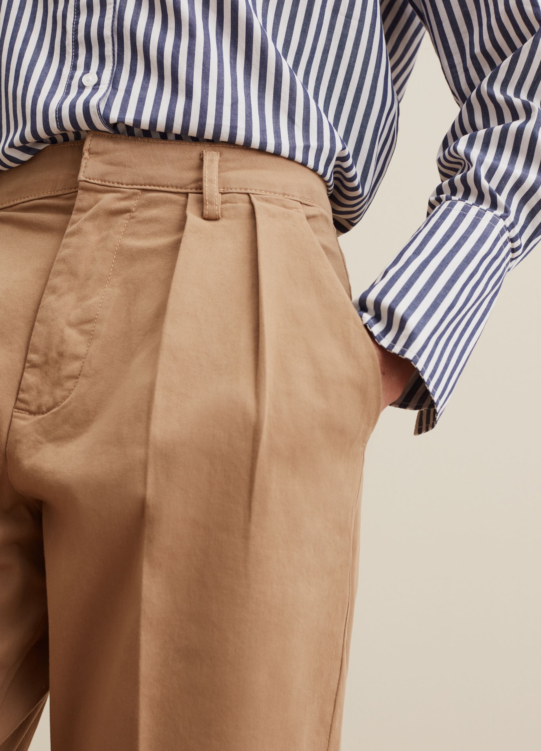 Cropped chino trousers with darts_3