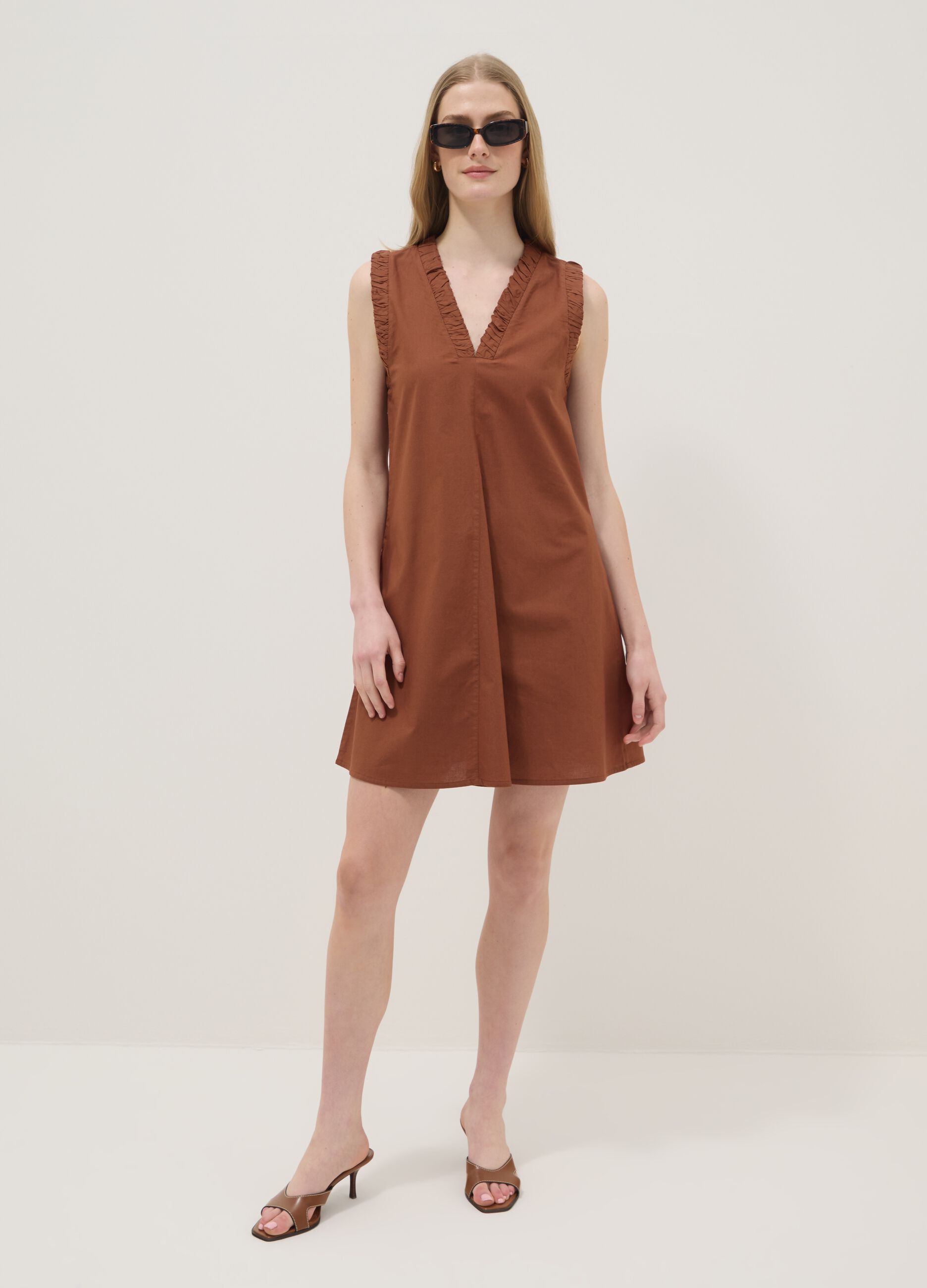 Braunes Mini-Kleid aus reiner Baumwolle in Regular Fit mit gerafftem V-Ausschnitt
