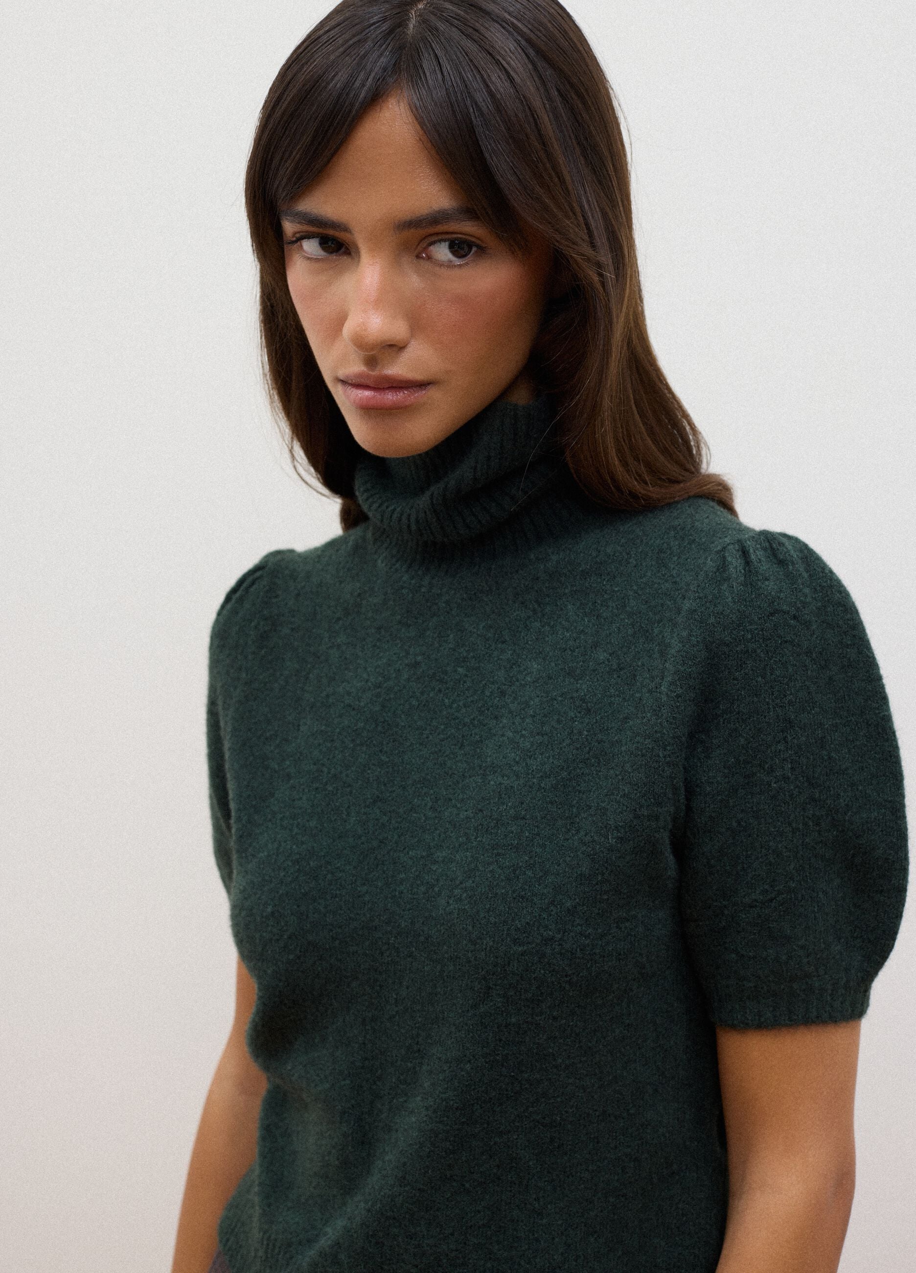 Camisola verde de gola alta em viscose el&aacute;stica