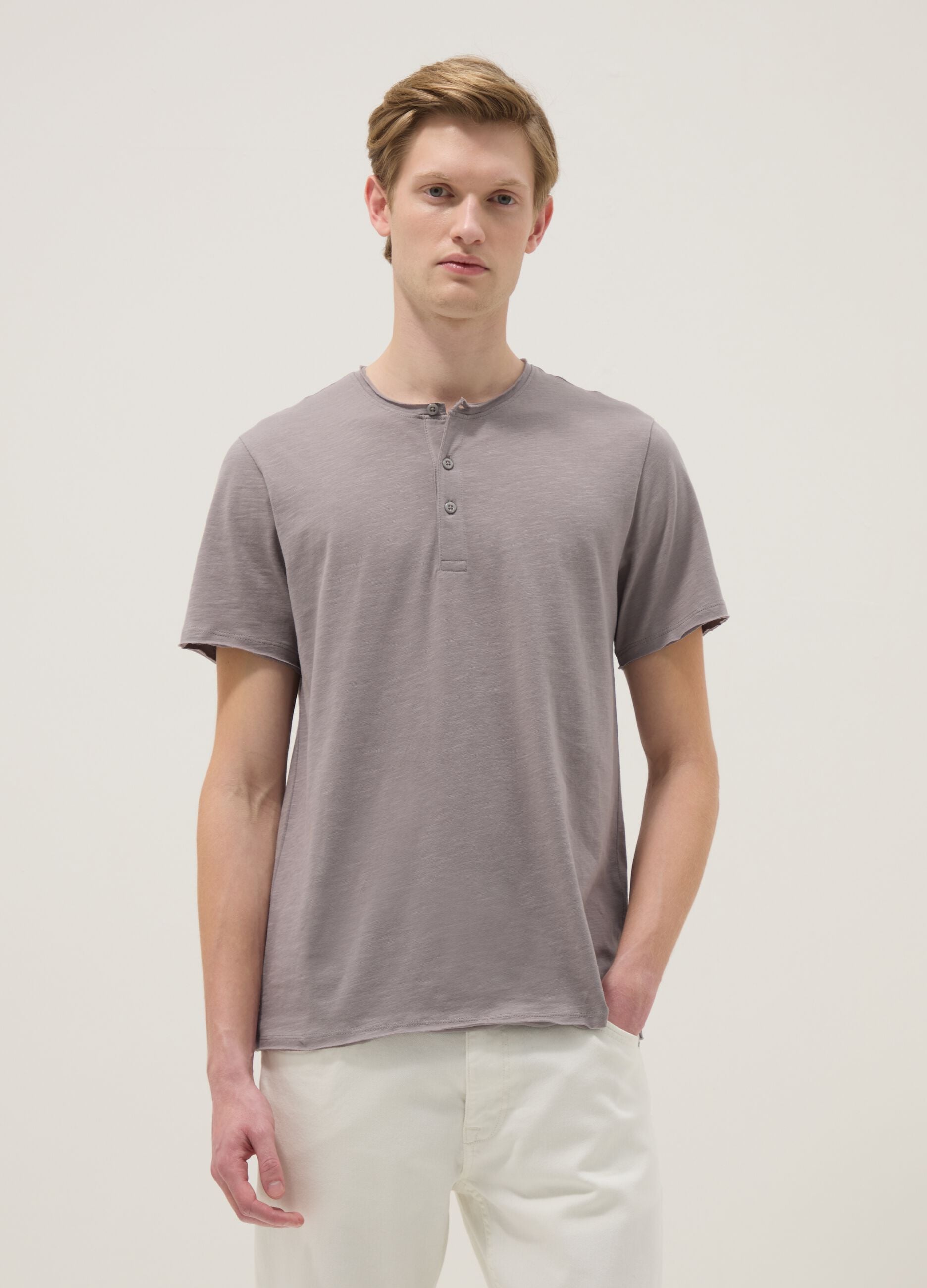 Graues T-Shirt aus reiner Baumwolle, regular fit, mit Henley-Kragen
