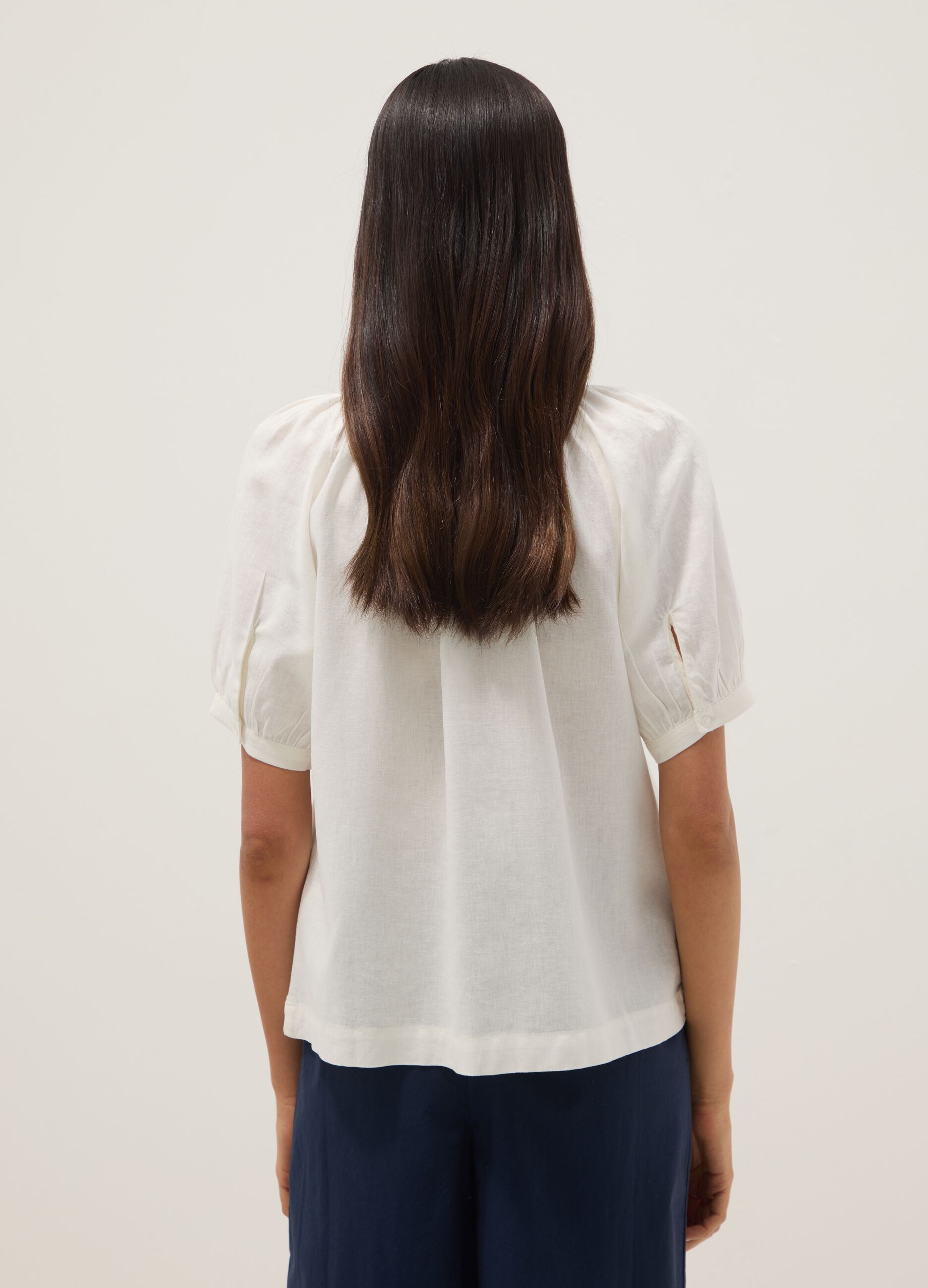 Camisa branca de mistura de linho regular fit com colarinho mandarim