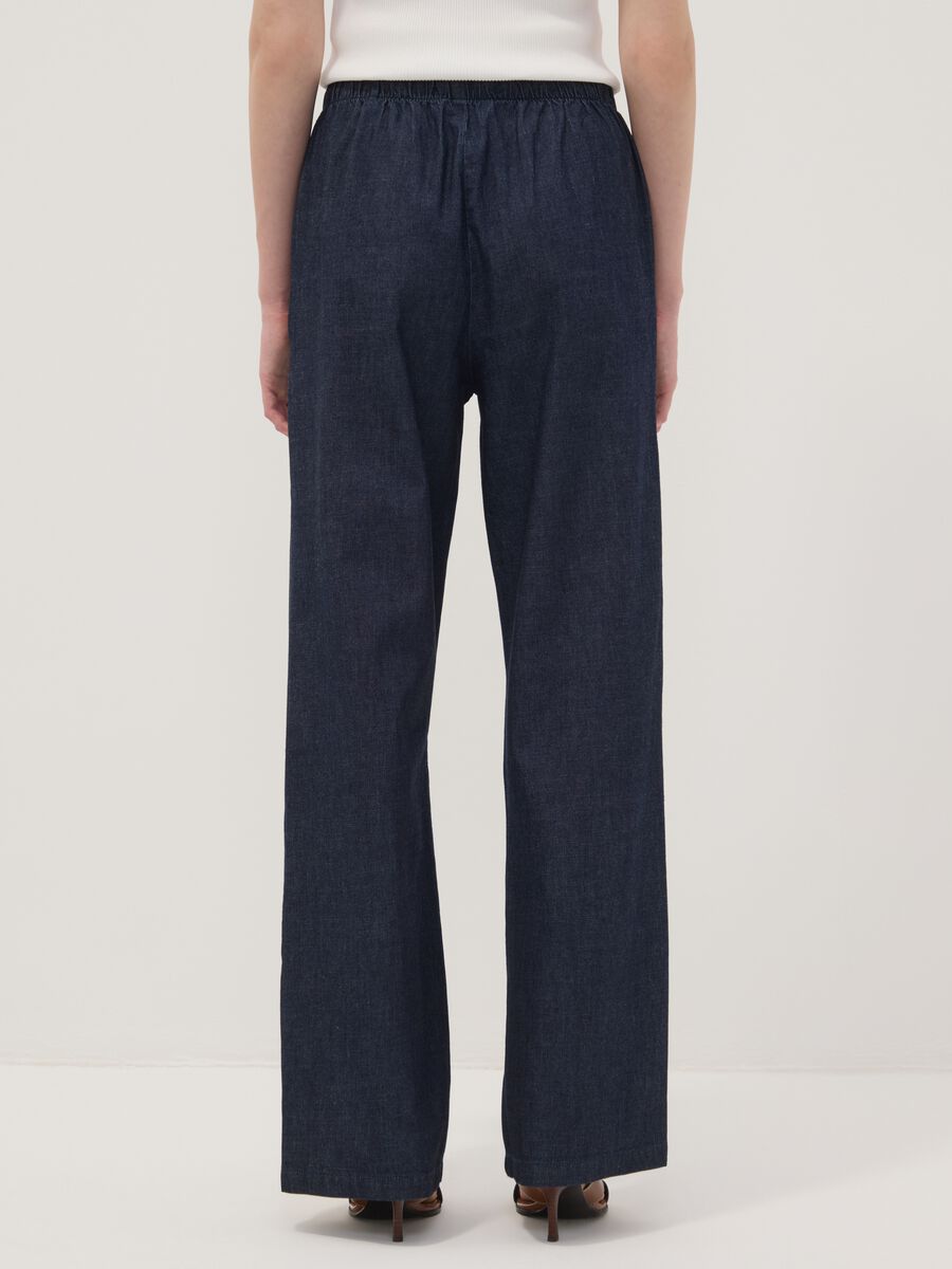 Pantaloni denim blu in puro cotone wide leg con coulisse_2