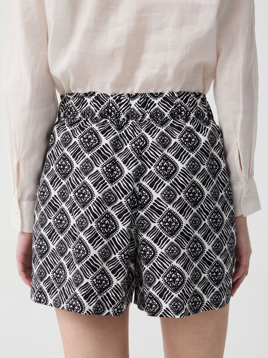 Pull-on shorts in stretch cotton_2