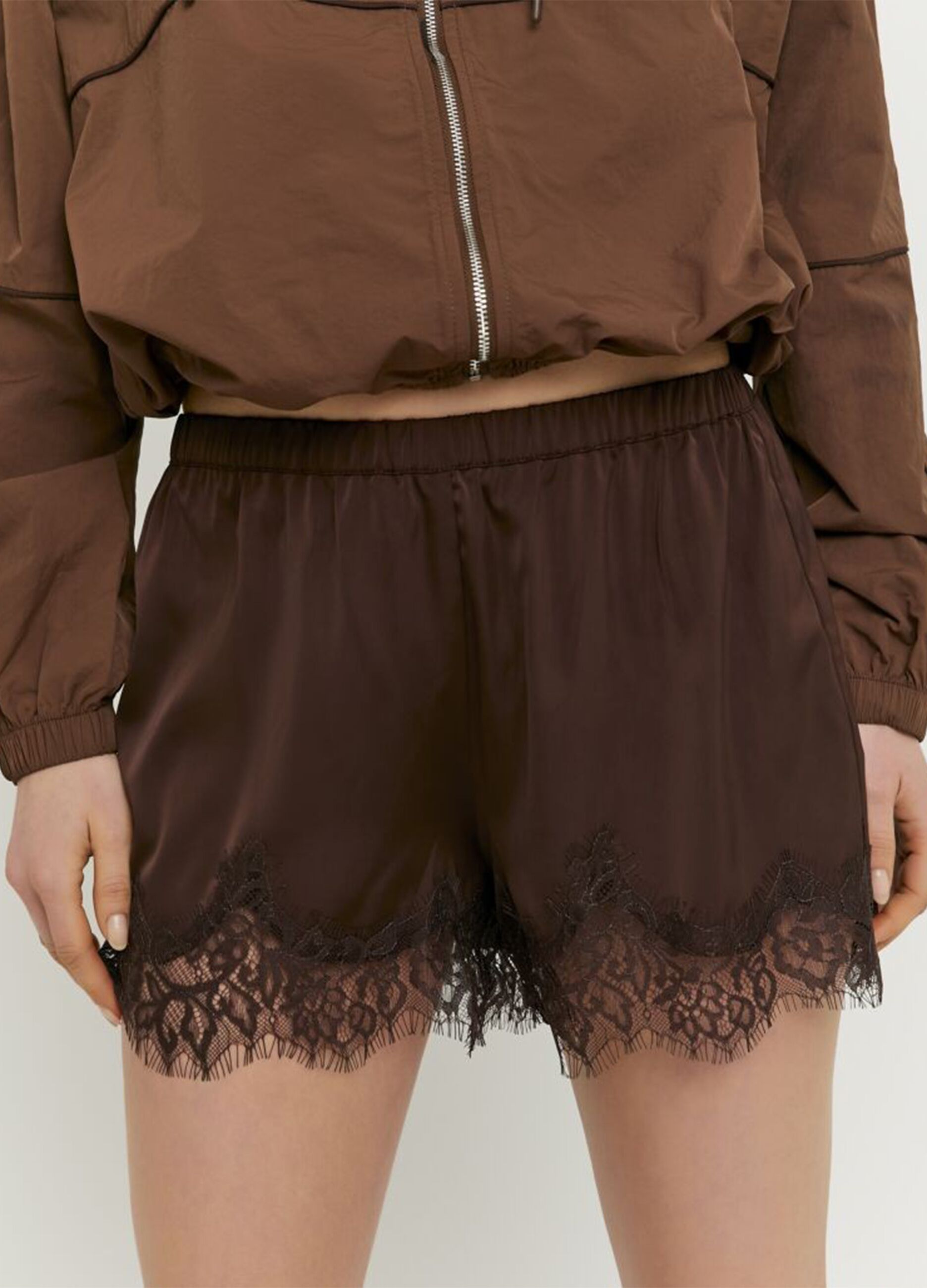 Braune Stretch-Shorts mit Spitzensaum