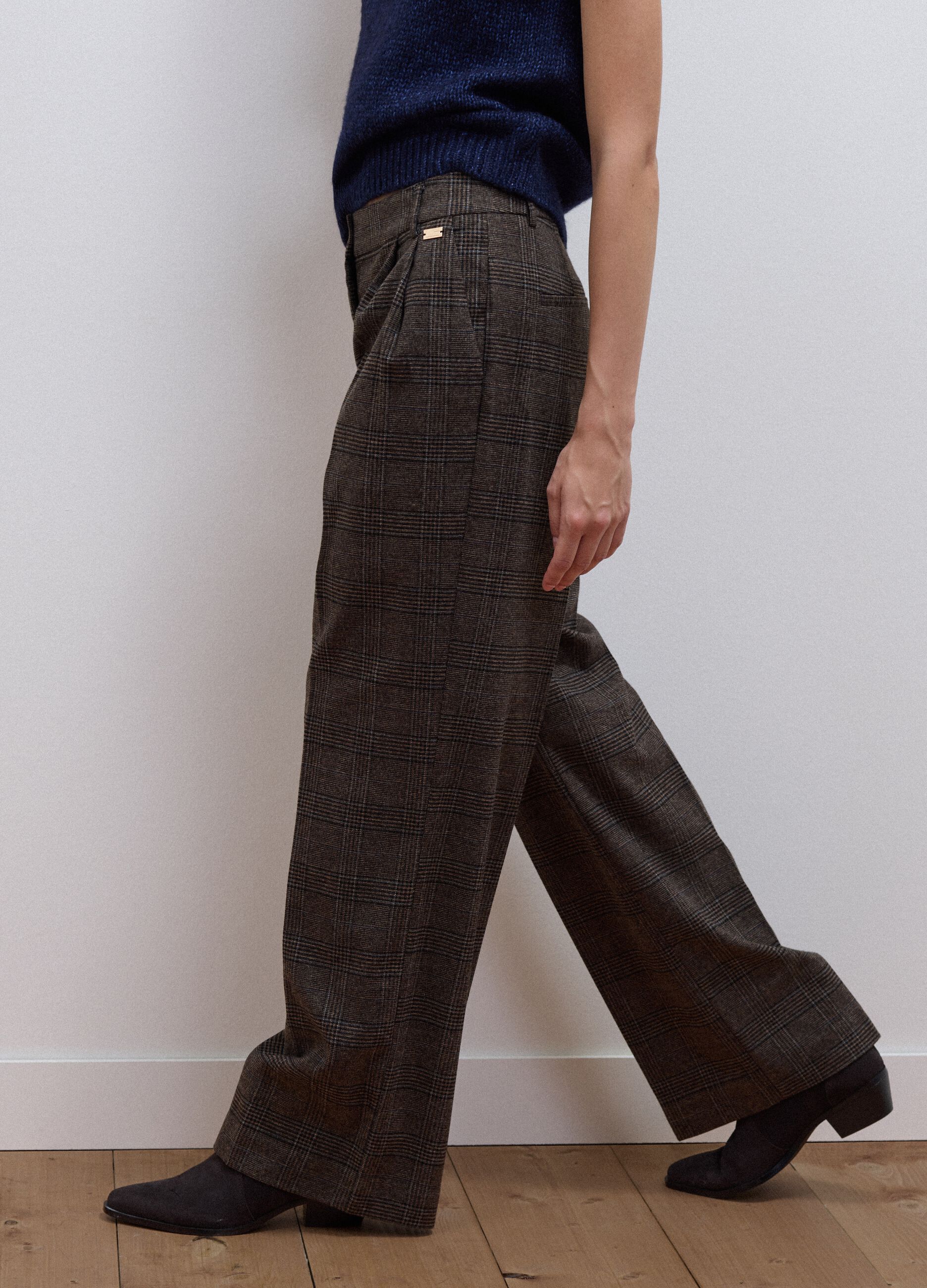 Pantaloni marroni wide leg in viscosa elasticizzata a quadri