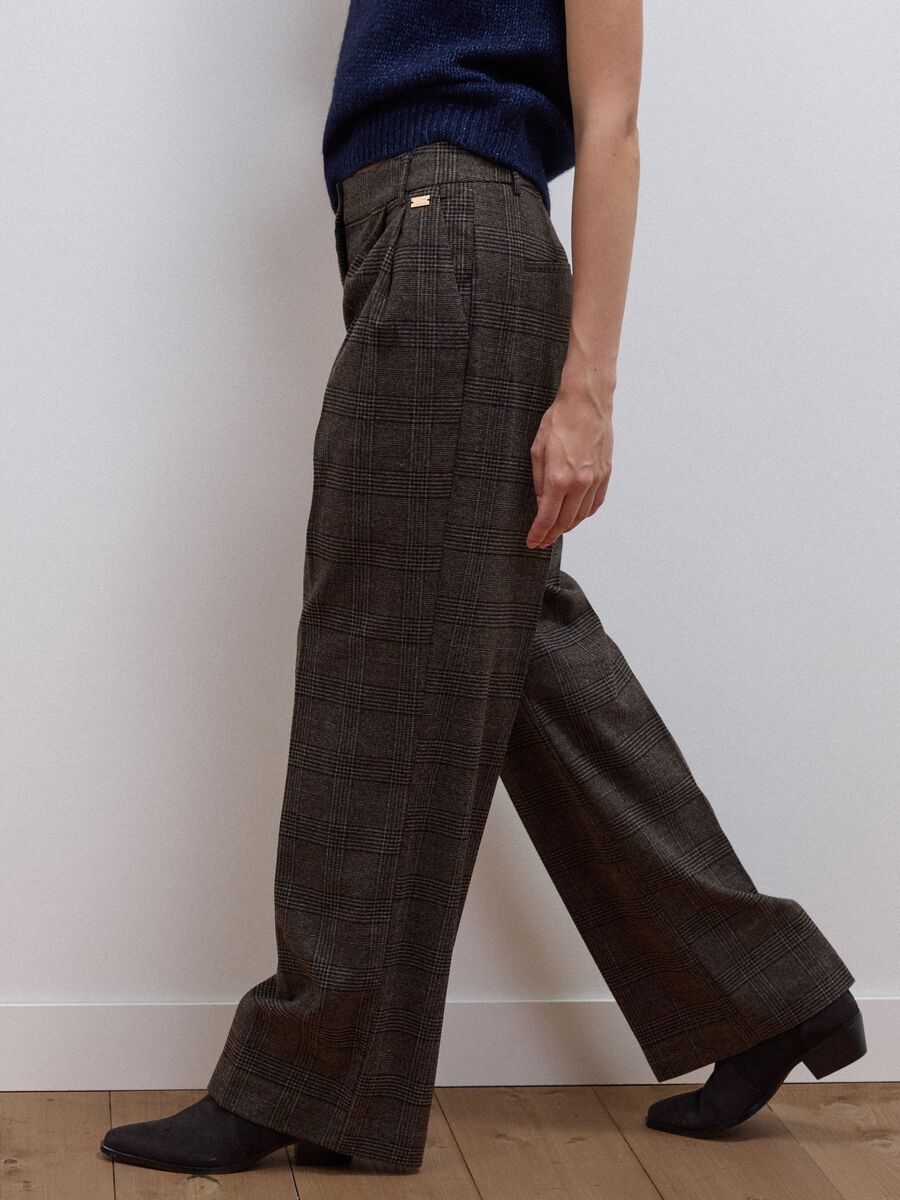 Pantaloni marroni wide leg in viscosa elasticizzata a quadri_3