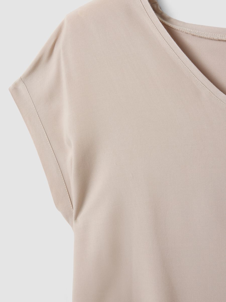 Beiges T-Shirt aus reiner Viskose mit V-Ausschnitt, Regular Fit_2