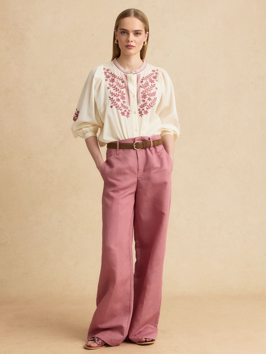Camisa beige de algod&oacute;n puro con bordados florales_2