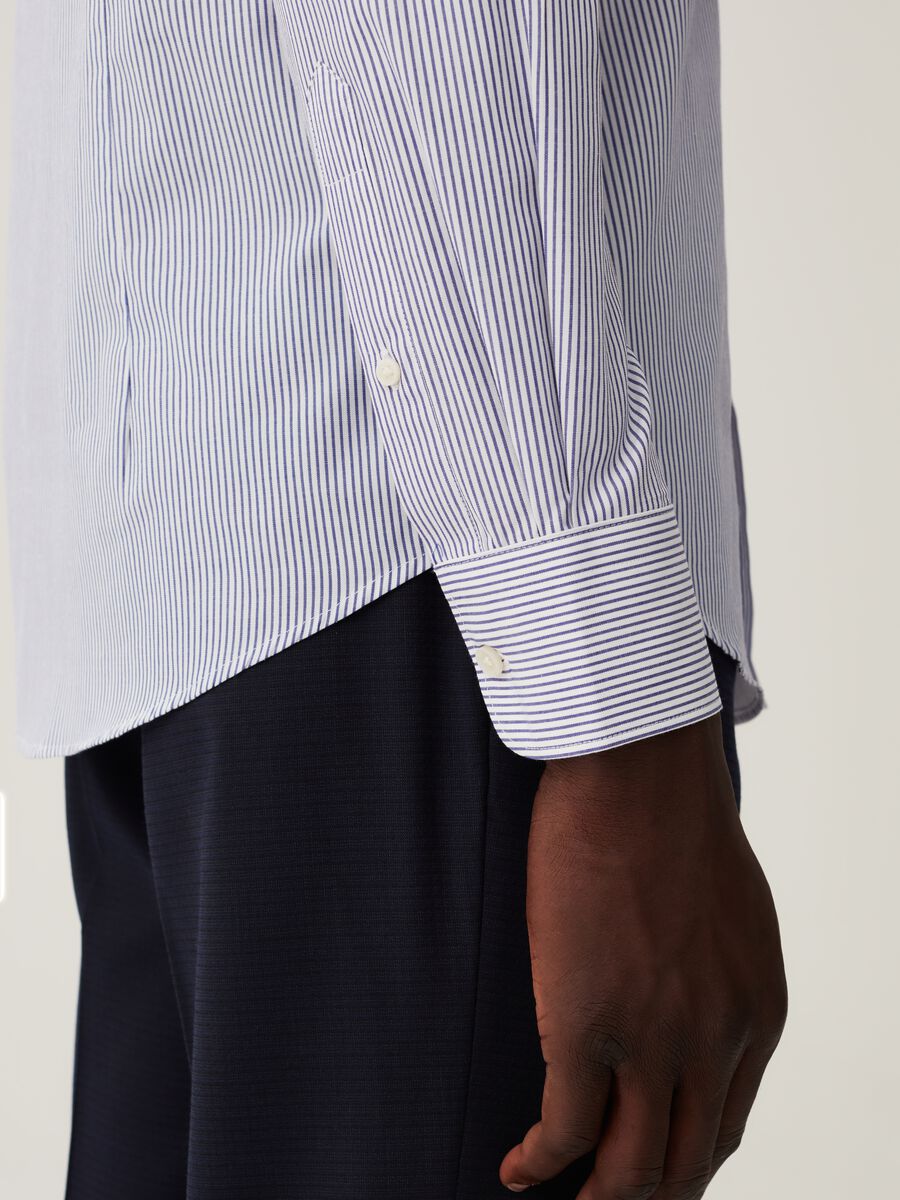 Slim-fit shirt with thin stripes_3