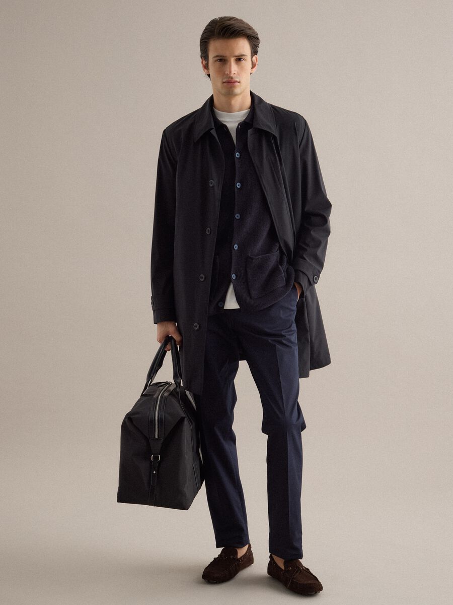 Black travel bag with strong handles and zip closure_1