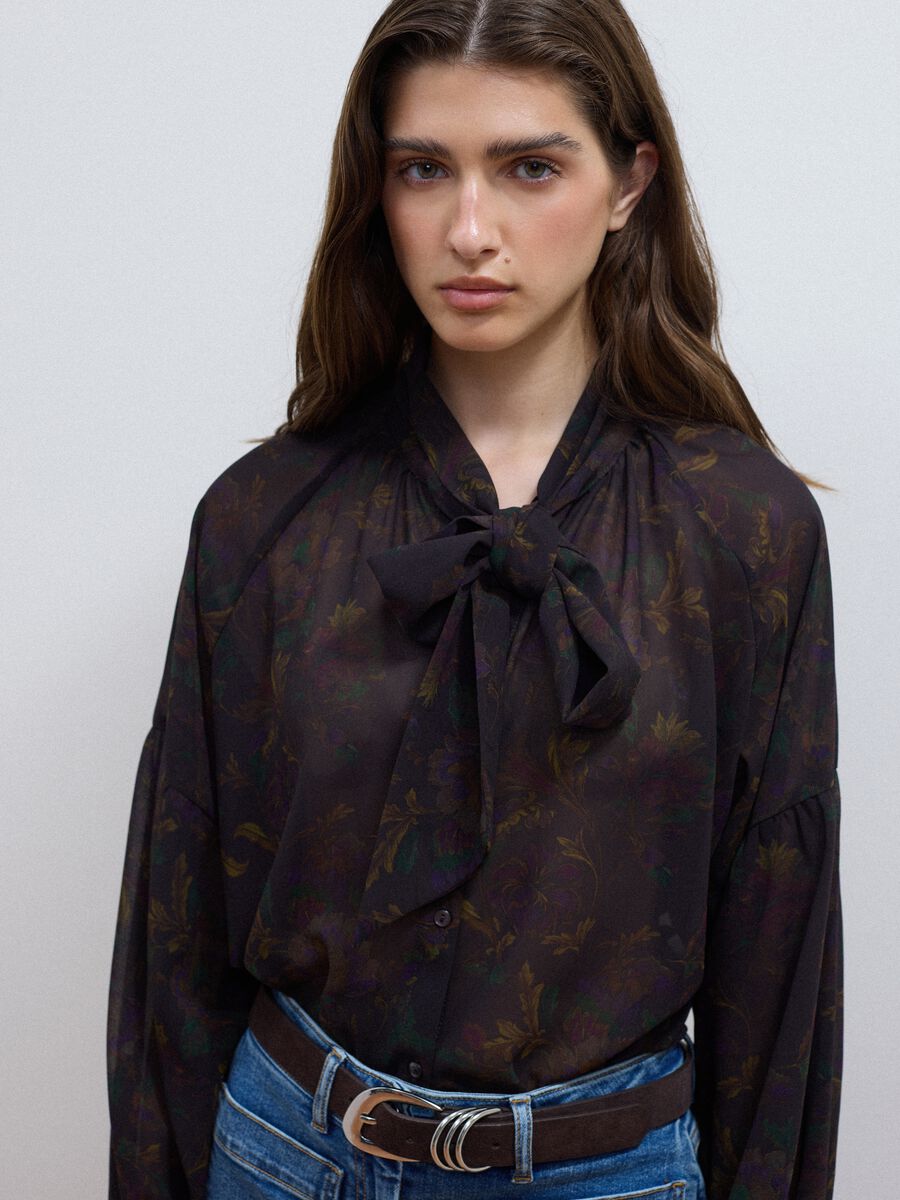 Camicia nera con fantasia floreale e fiocco al collo_2