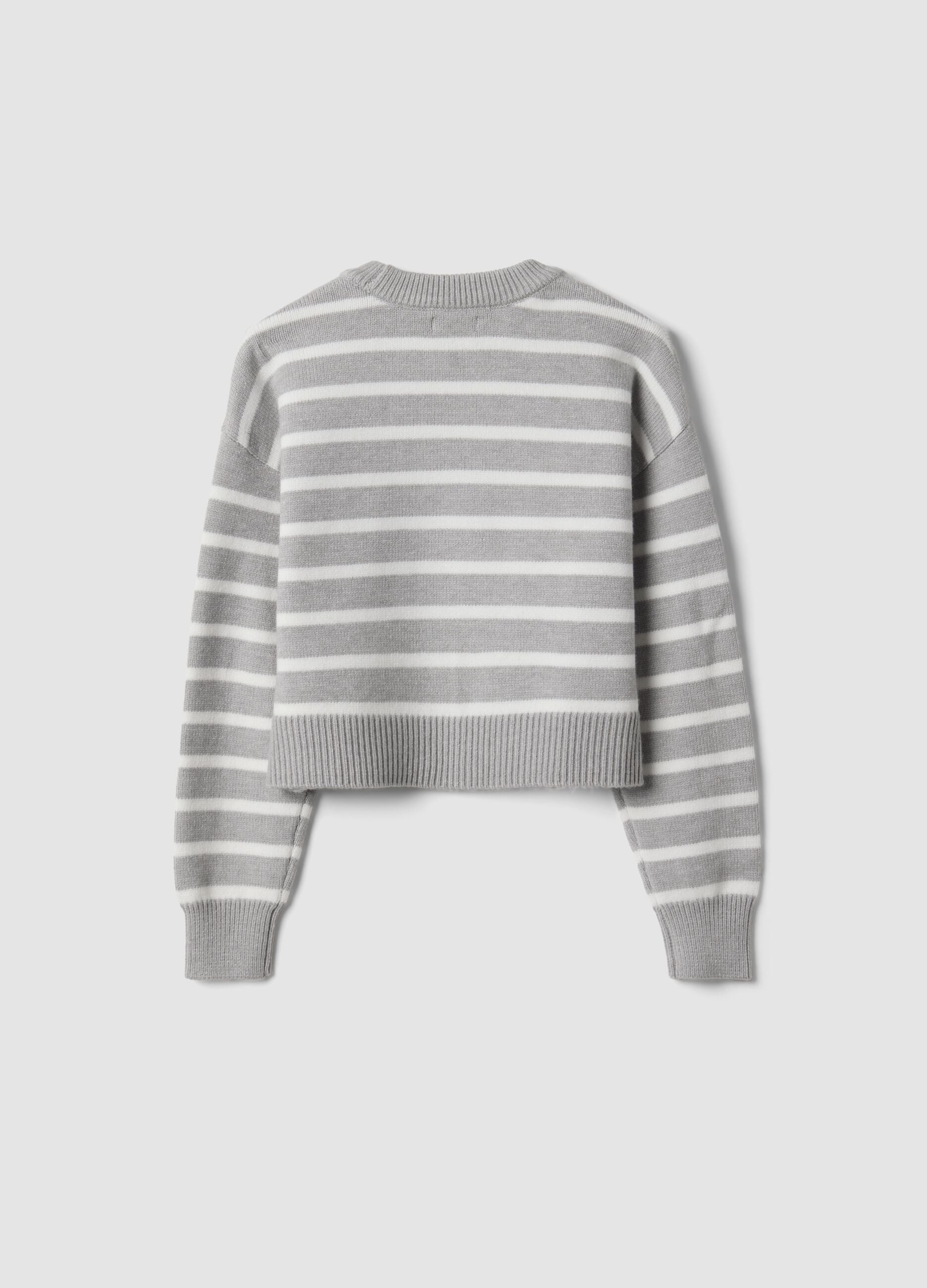 Maglia grigia in misto viscosa a righe con girocollo