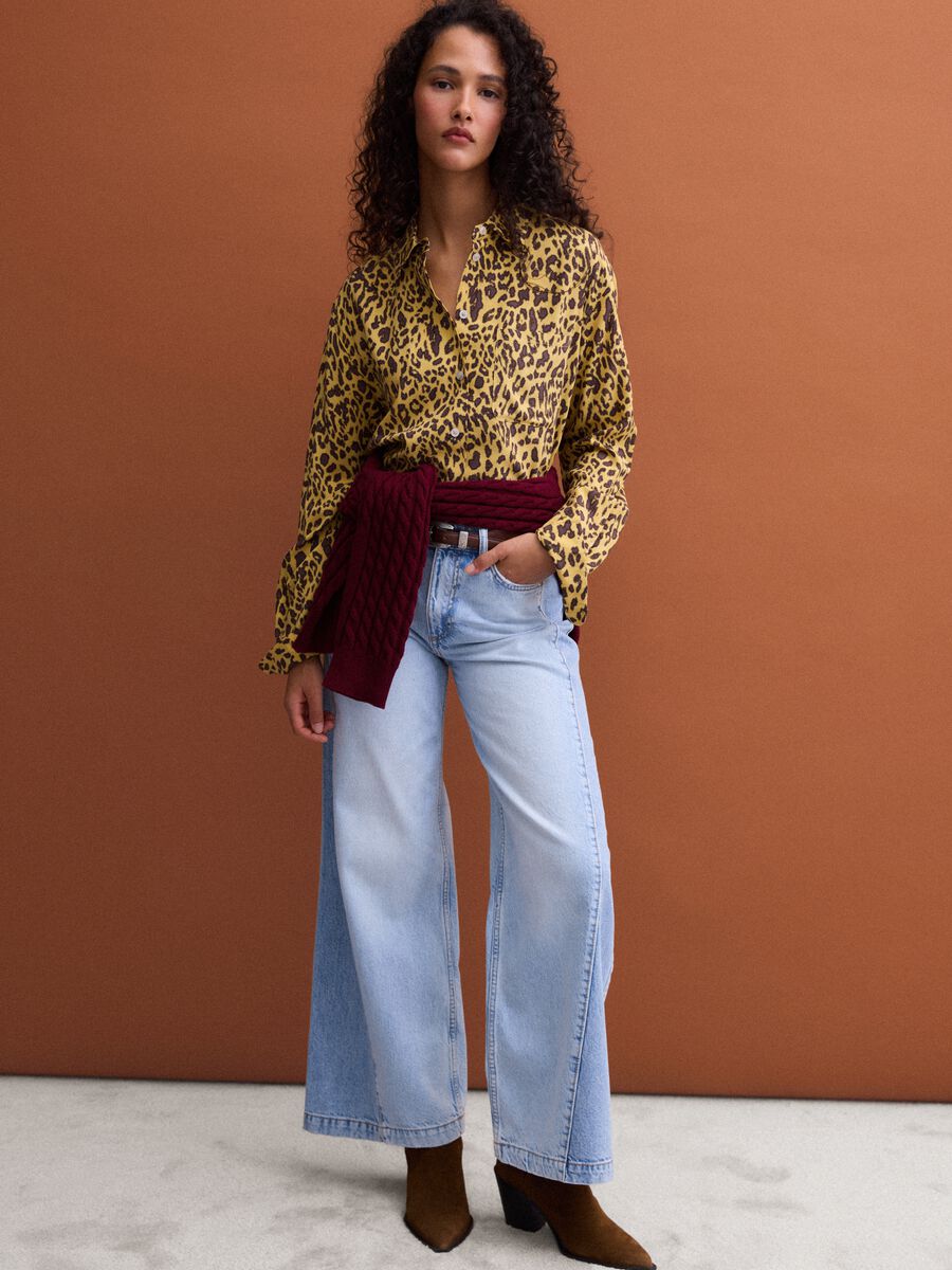 Camicia gialla in pura viscosa con stampa animalier regular fit_2