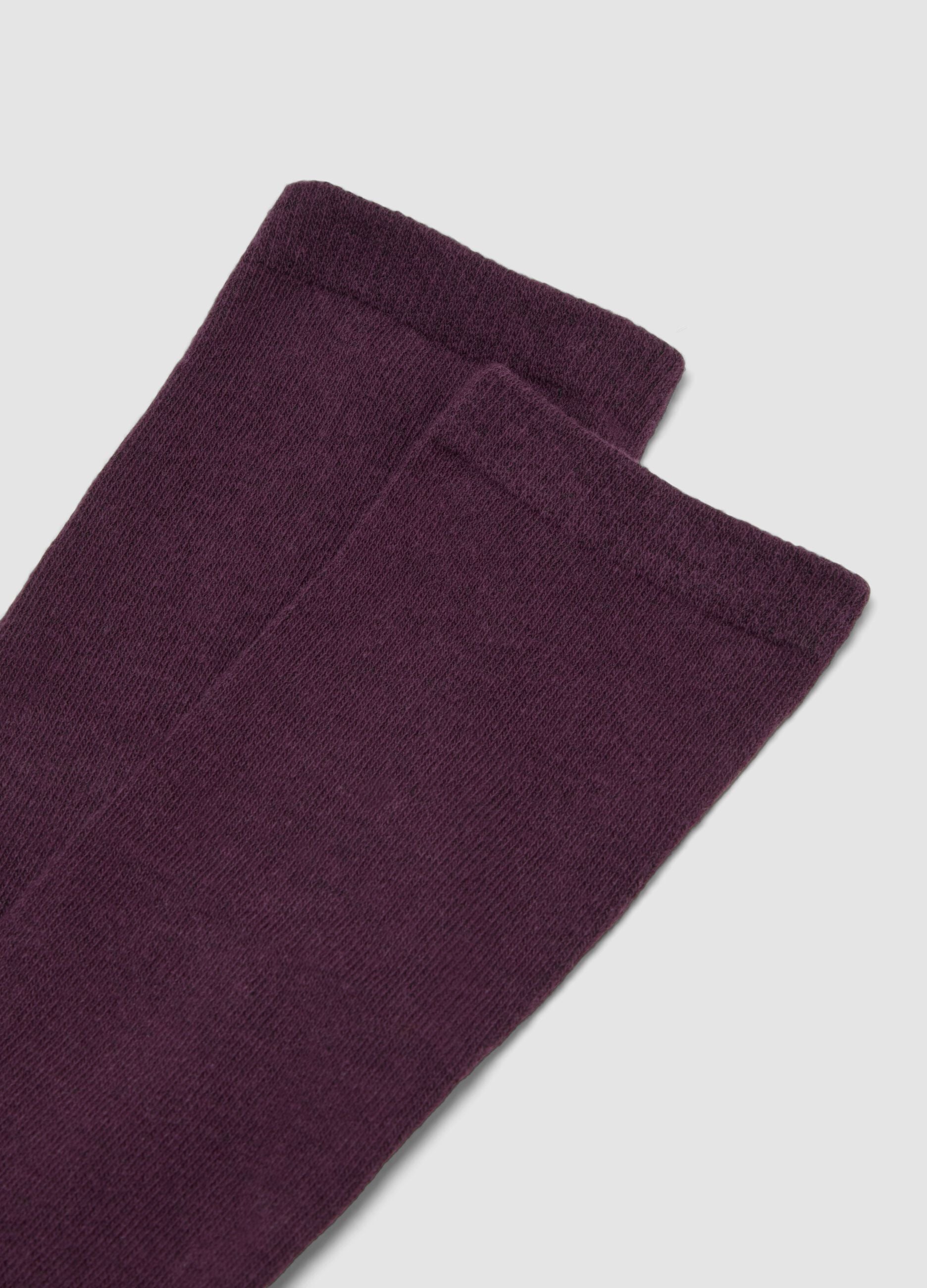 Dunkelviolette Socken aus elastischer Bio-Baumwolle