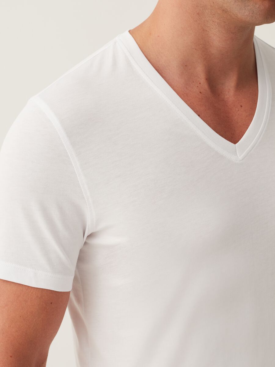 Two-pack undershirts with V neck in Supima cotton_3