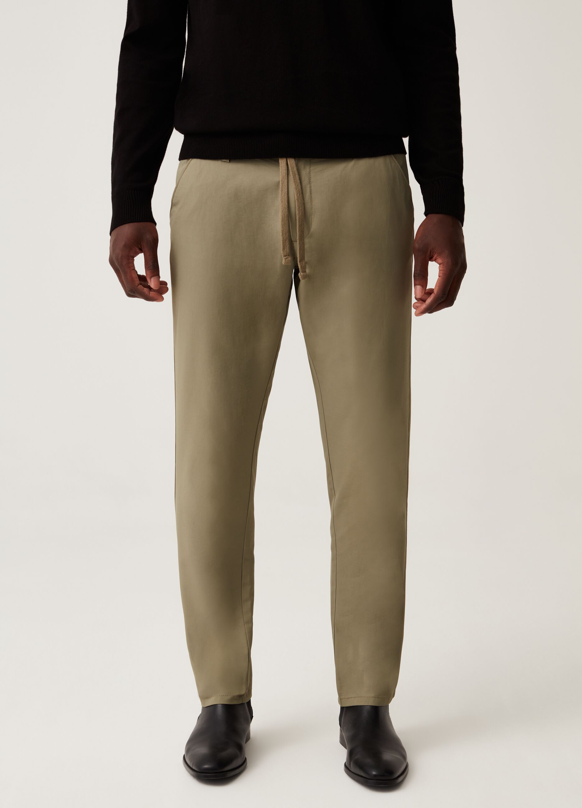 Pantaloni chino relaxed fit con coulisse