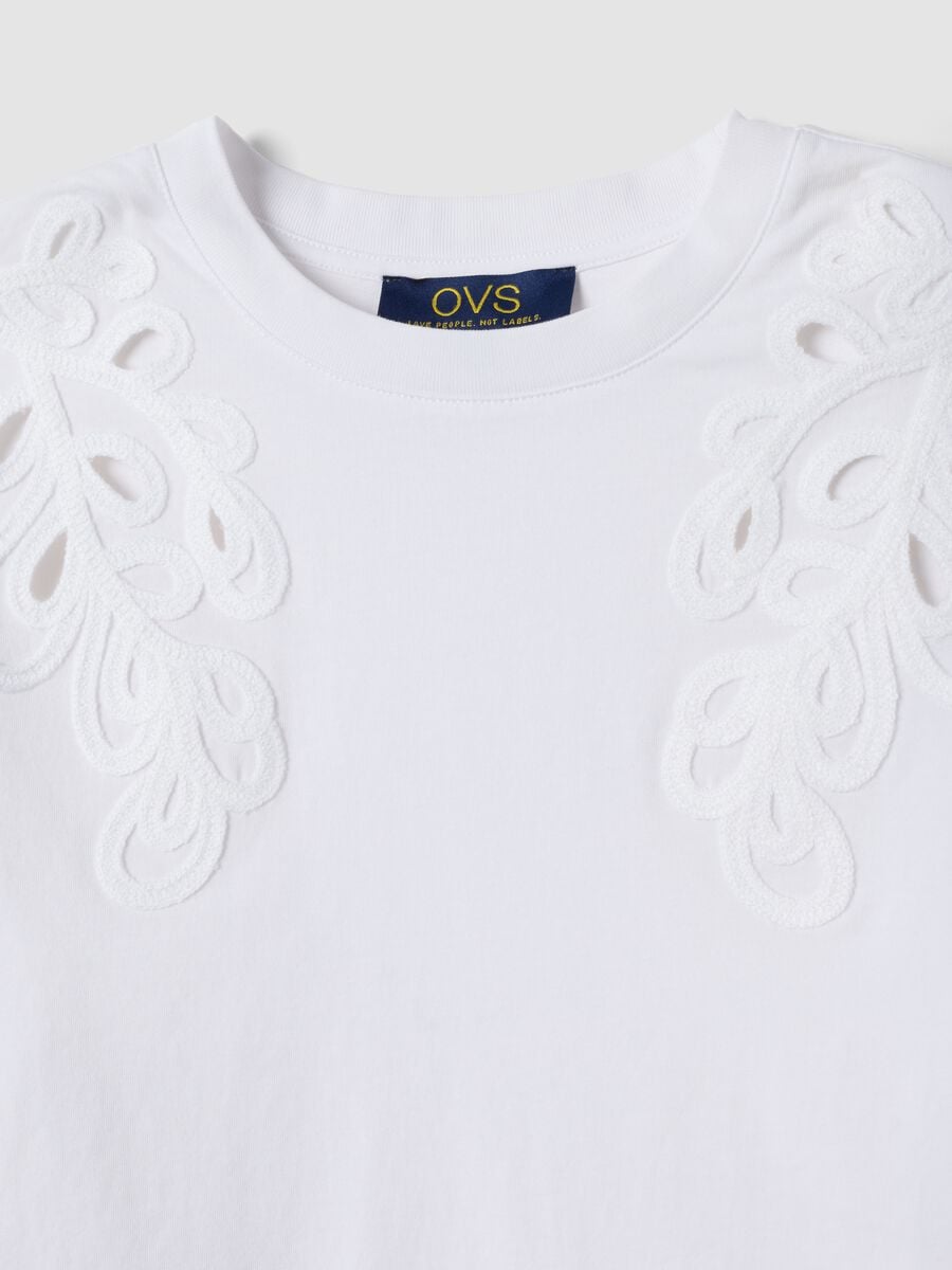 Camiseta blanca de algod&oacute;n puro con bordados, corte regular_5