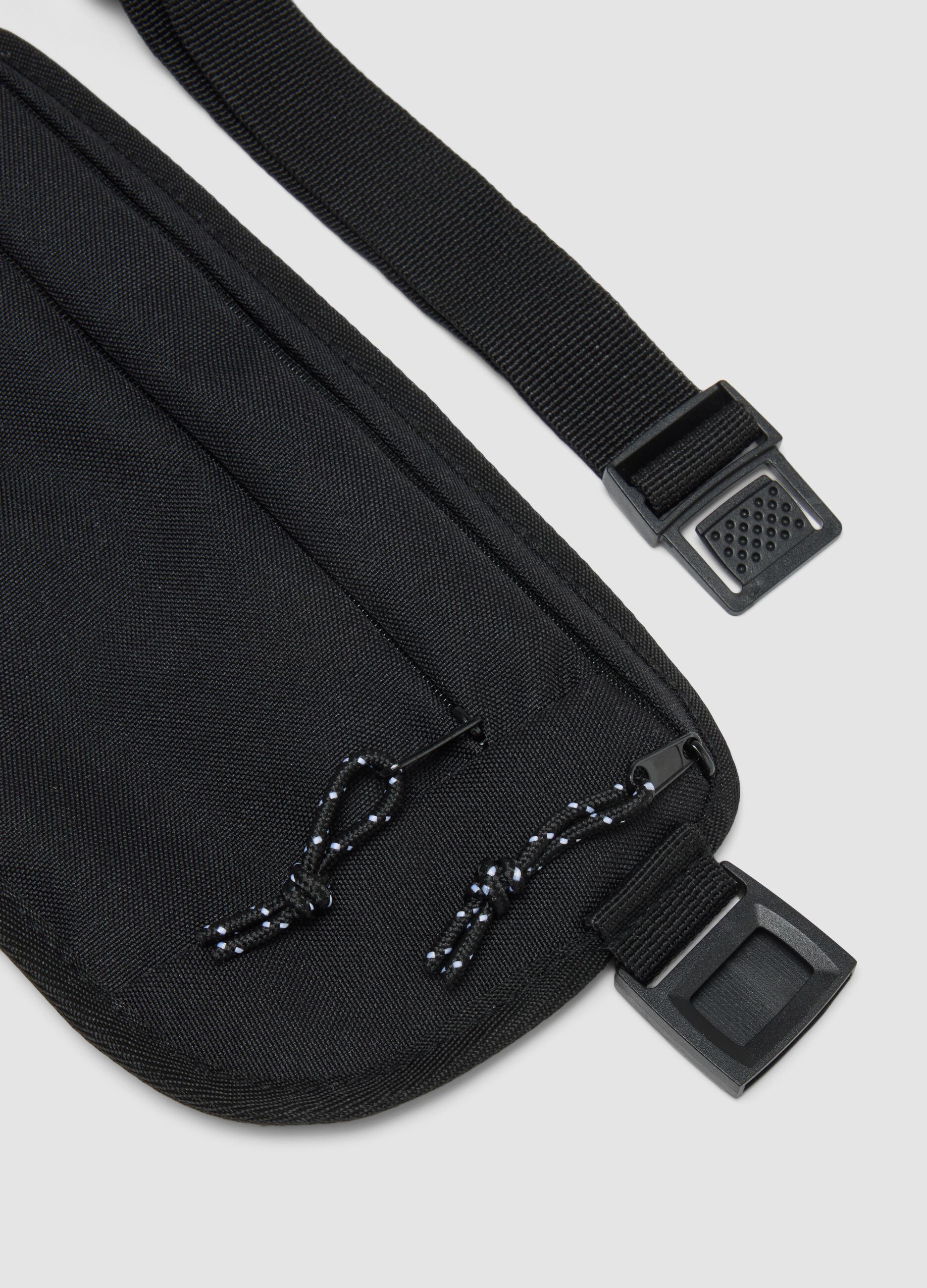 Borsa sportiva nera con cintura regolabile e doppia zip