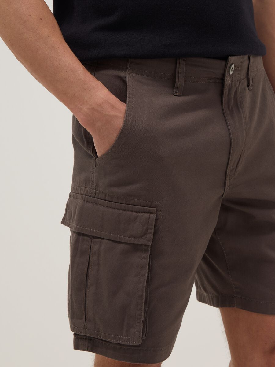 Brown pure cotton regular-fit cargo Bermuda shorts_4