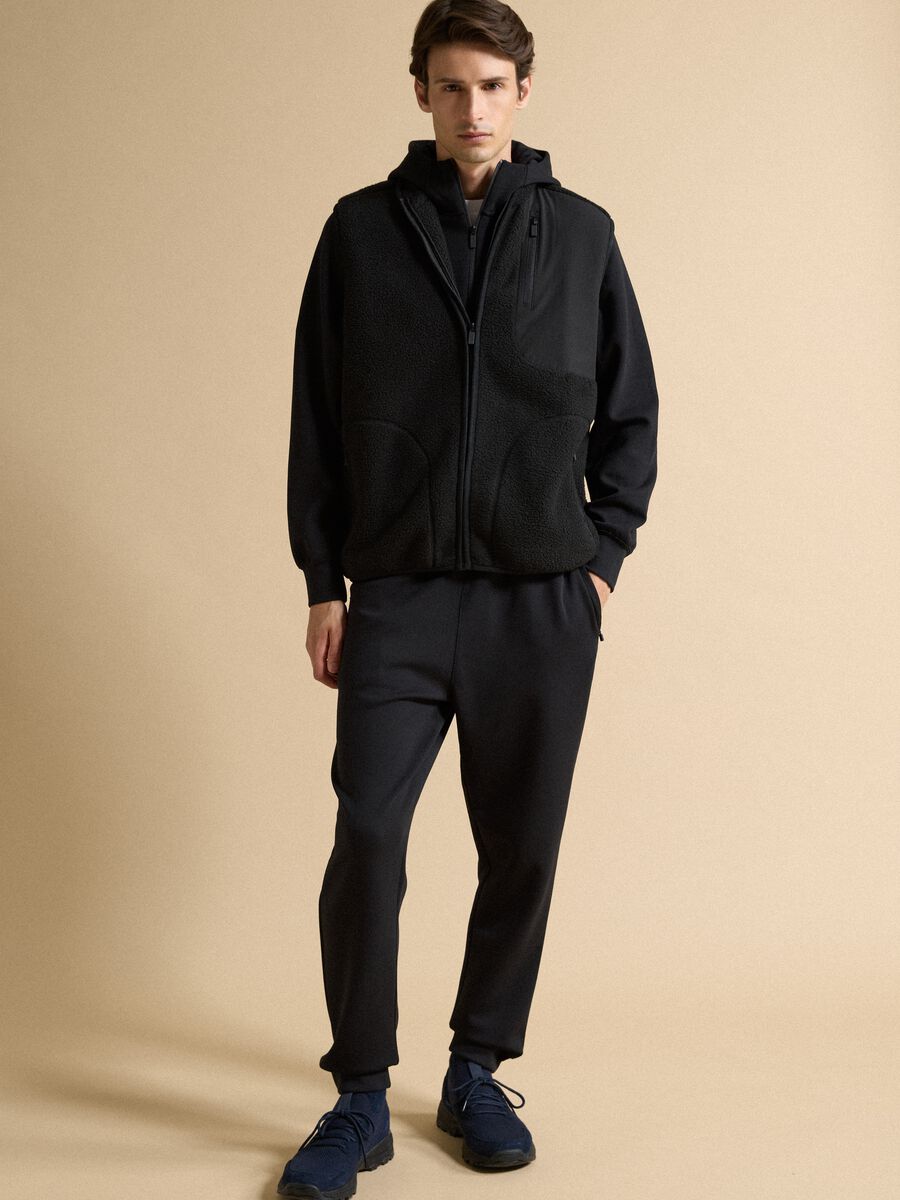 Felpa full-zip nera con colletto regular fit_1