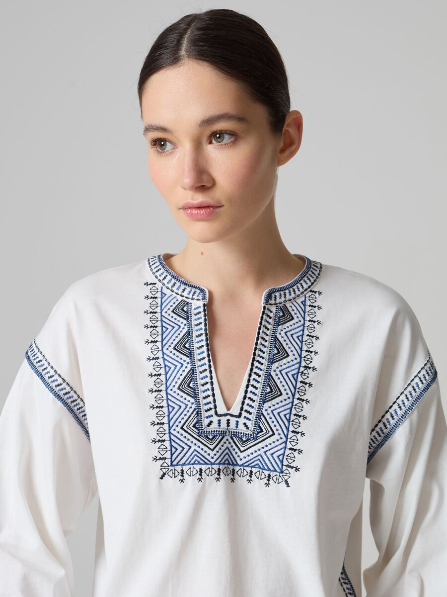 Camiseta de algodón con bordados étnicos_1