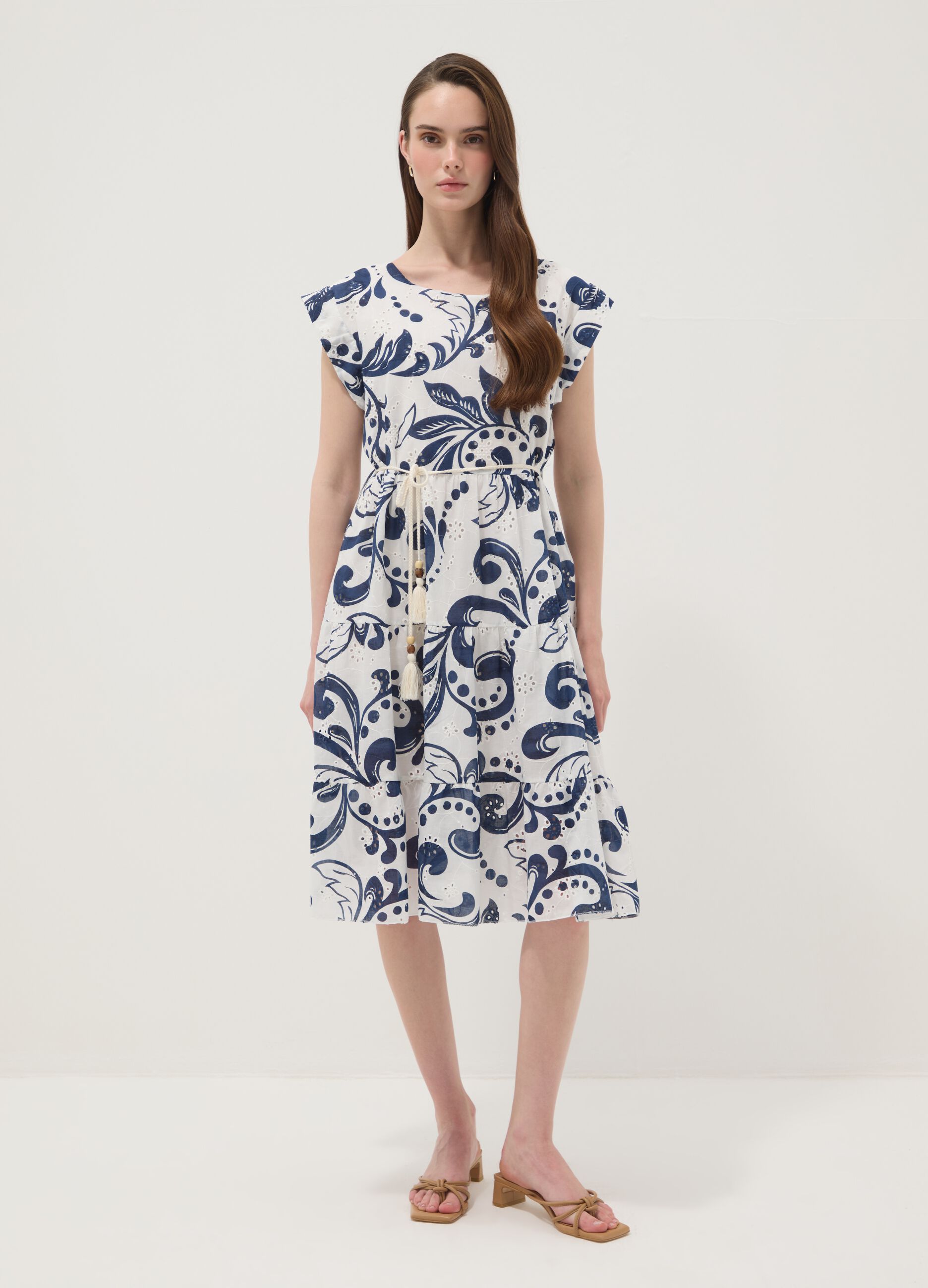 Vestido azul e branco em puro algod&atilde;o com padr&atilde;o e cinto de corda