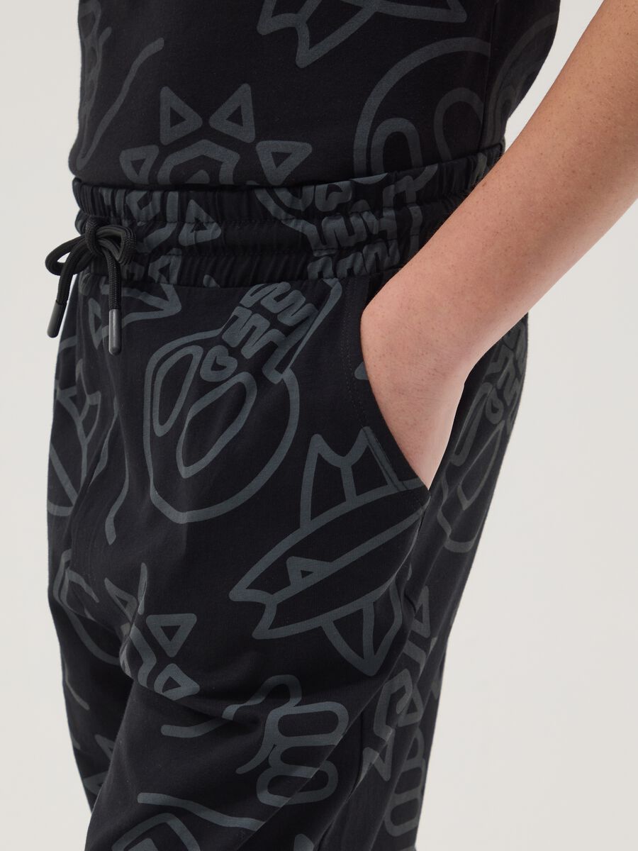 Black pure cotton all-over print shorts for boys, regular fit_2
