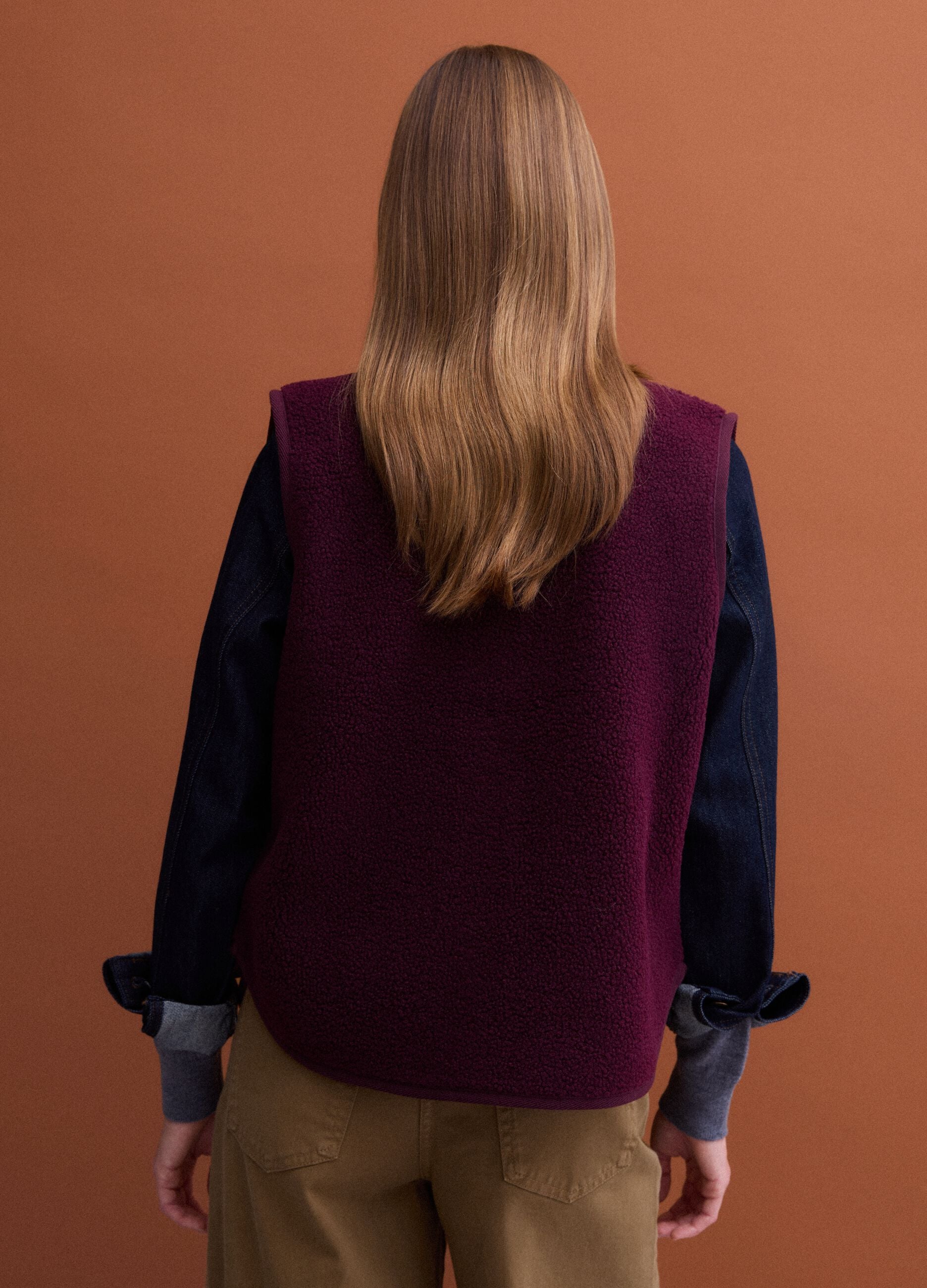 Burgundy red crew-neck sherpa gilet, regular fit