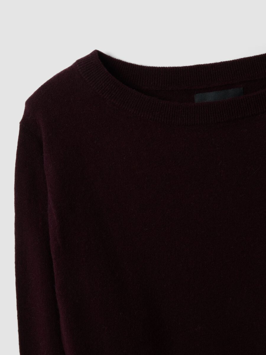 Maglia viola in pura lana con scollo a barchetta_5
