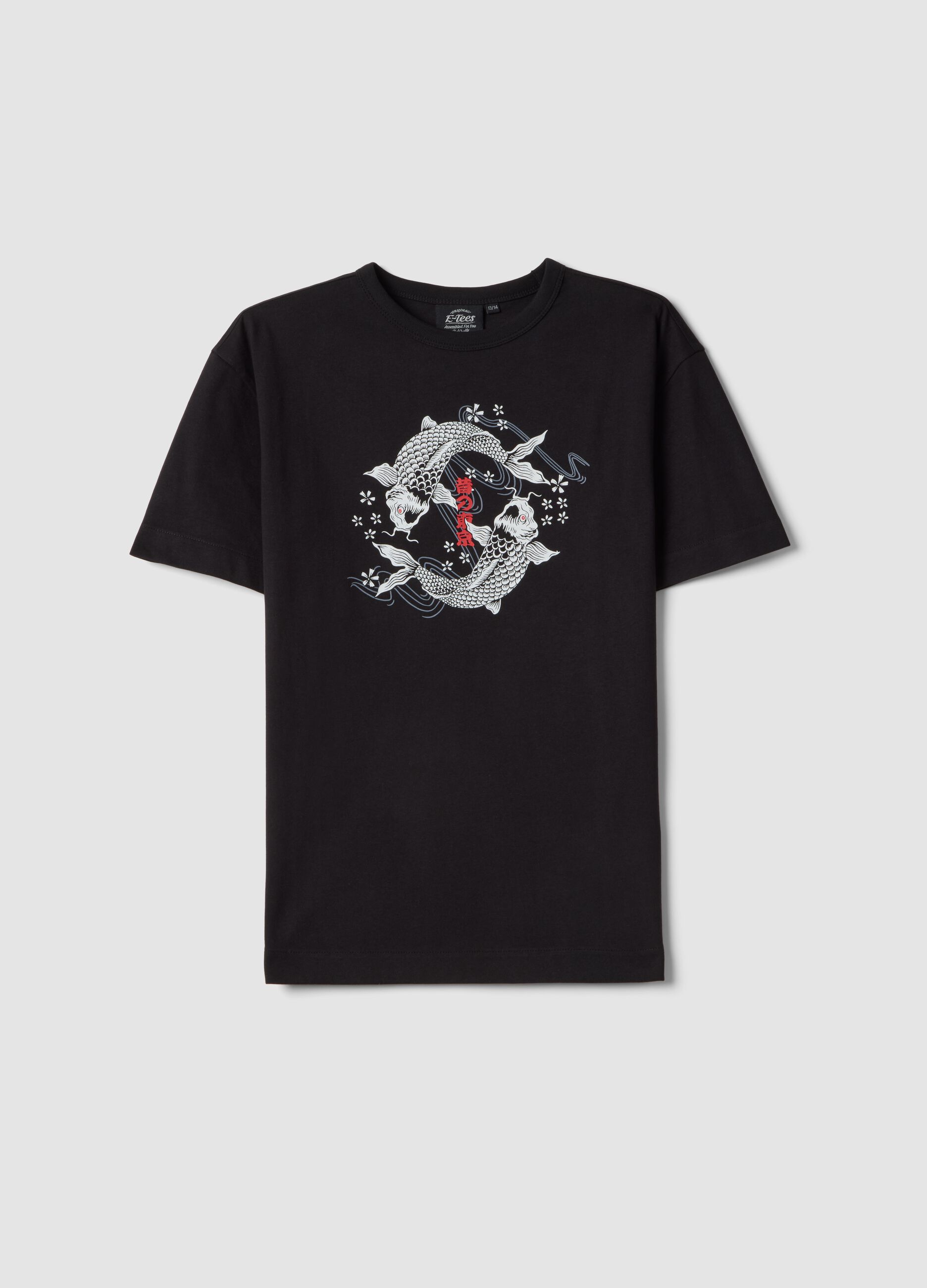 T-shirt infantil oversize de puro algod&atilde;o preto com carpas koi