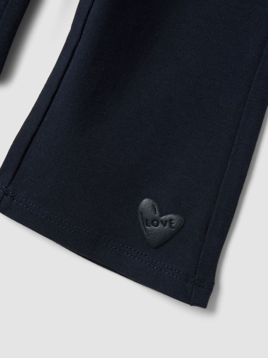 Leggings blu flare in cotone organico elasticizzato con cuore per bimba_2