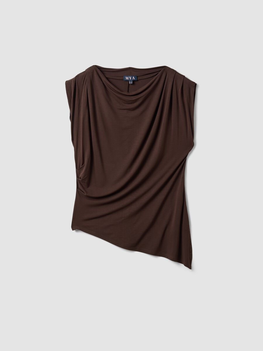 Braunes T-Shirt aus Stretch-Viskose mit drapiertem Ausschnitt_0