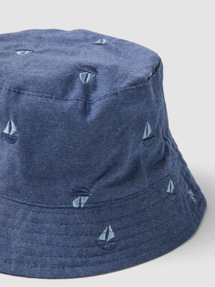 Cappello a secchiello in puro cotone blu da bimbo con barchette_1
