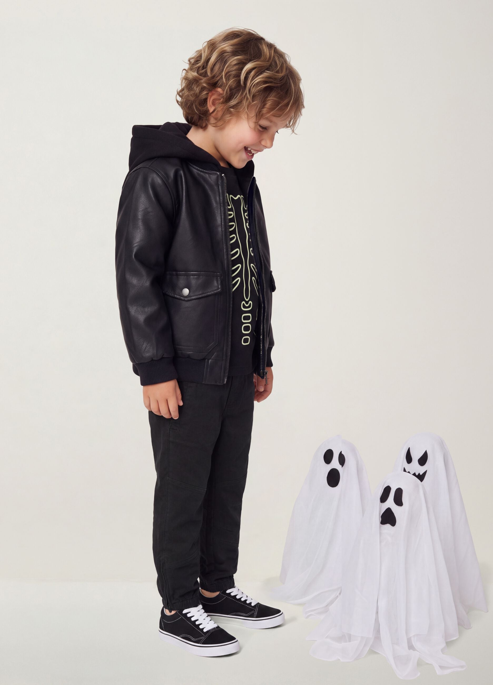 Pantaloni neri in cotone elasticizzato con fondo elasticizzato per bambino
