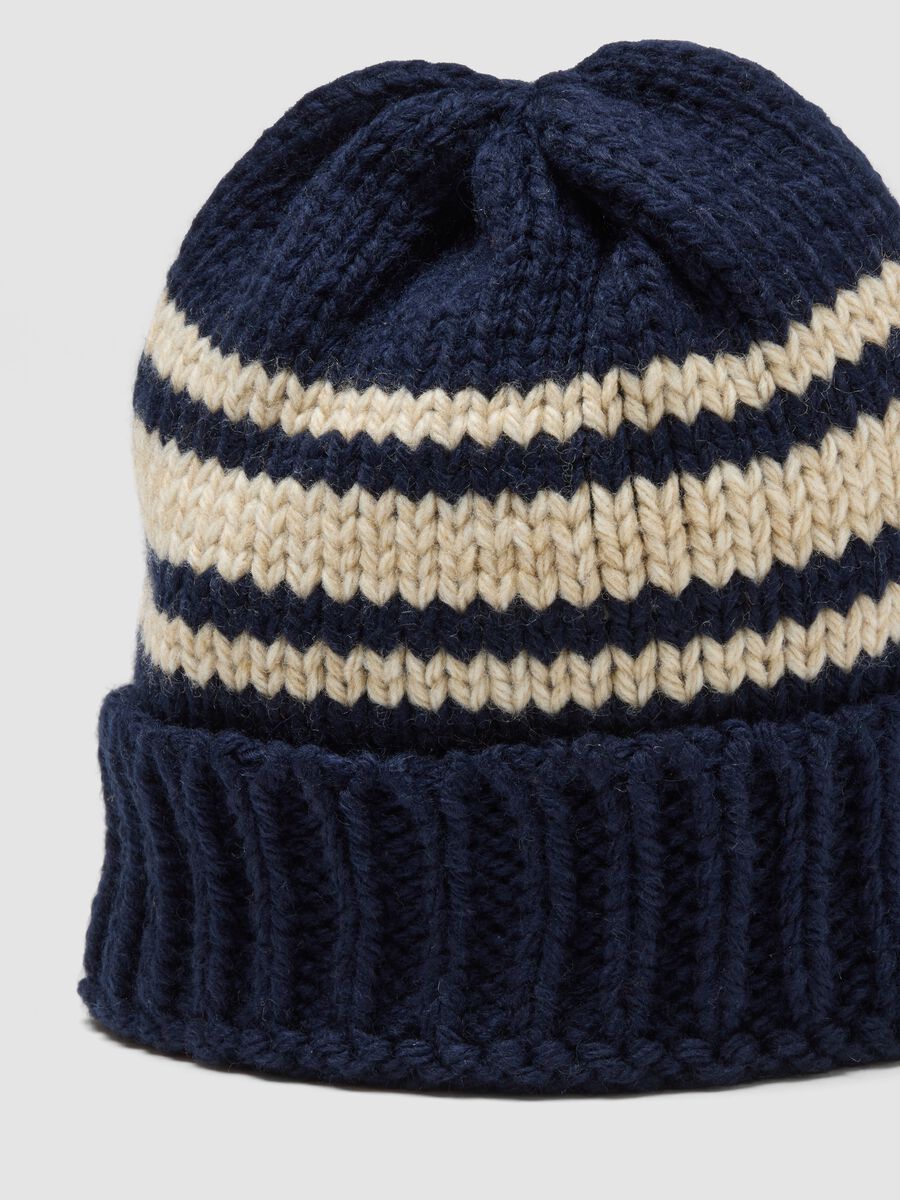 Berretto blu in misto lana a righe_1