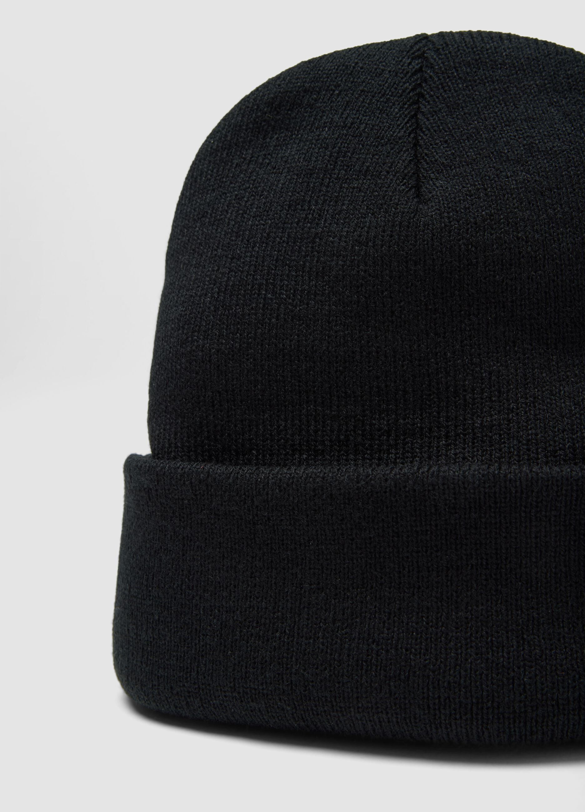 Berretto nero in maglia jersey con risvolto