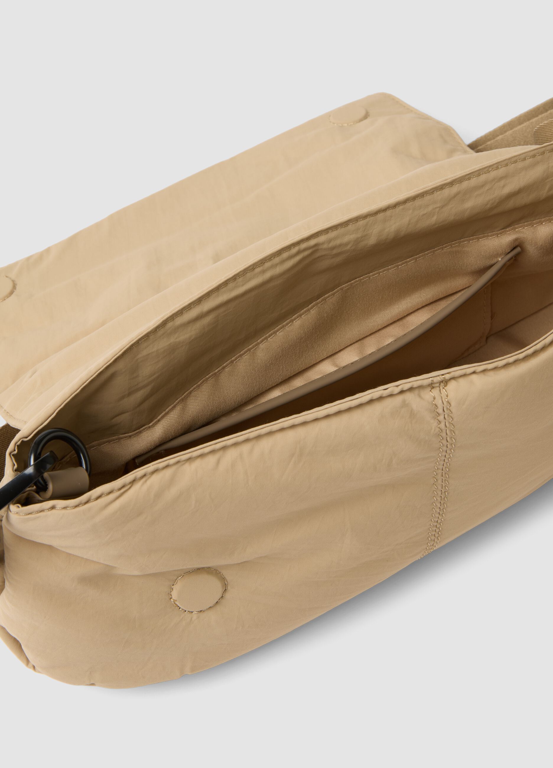 Borsa beige a tracolla con patta e spalla regolabile