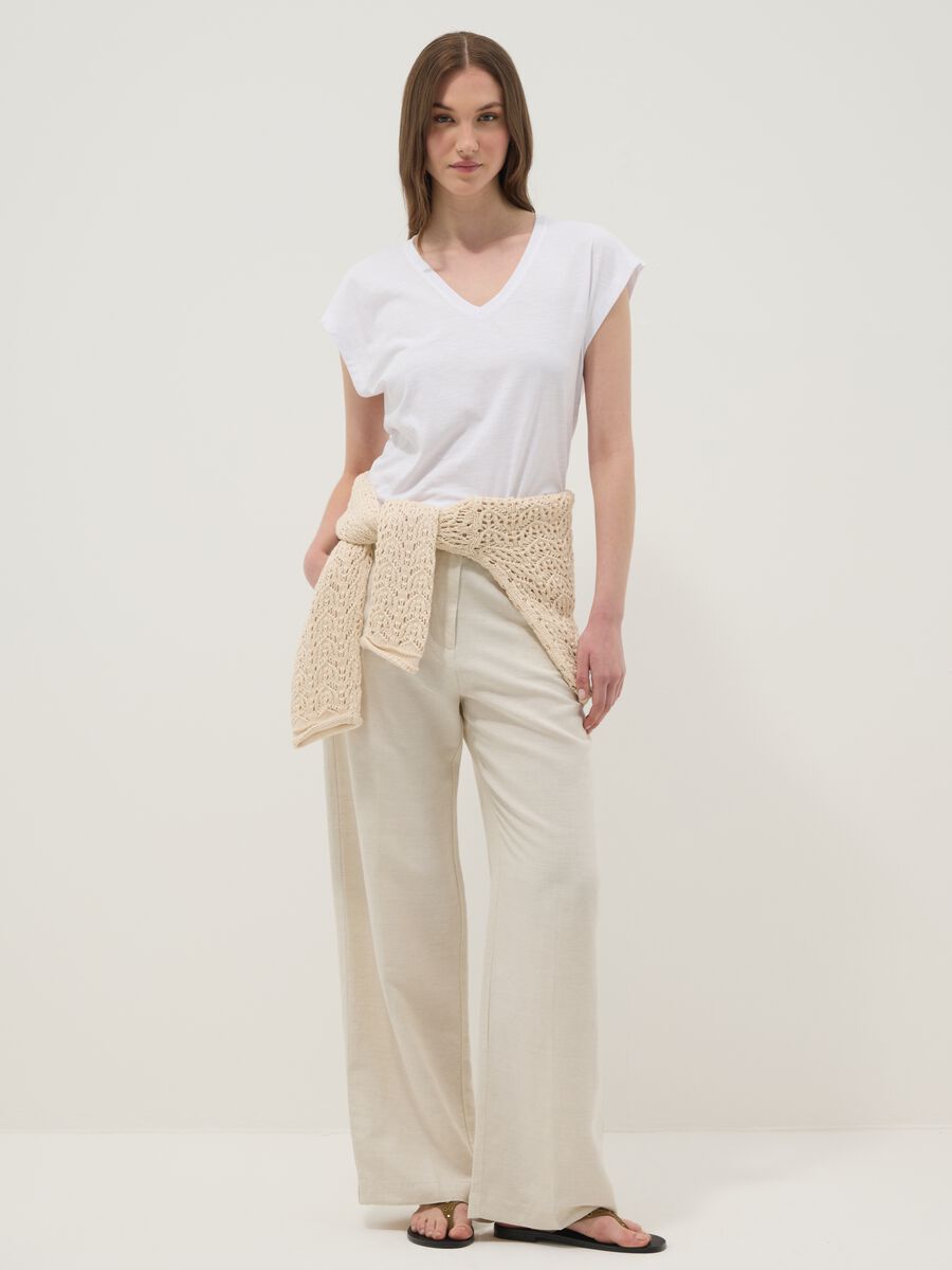 Camiseta blanca de algod&oacute;n puro con cuello de pico_2