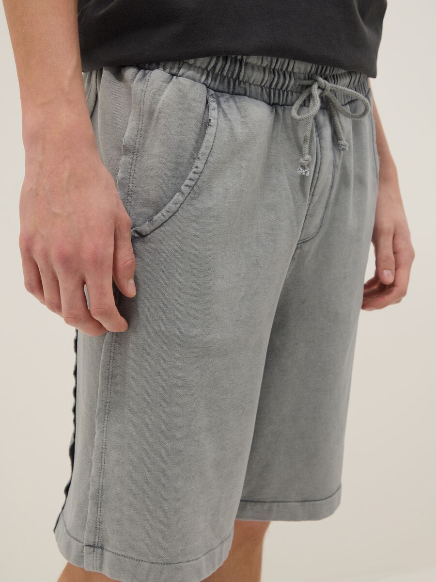 Grey cotton-blend shorts with elasticated waist_3