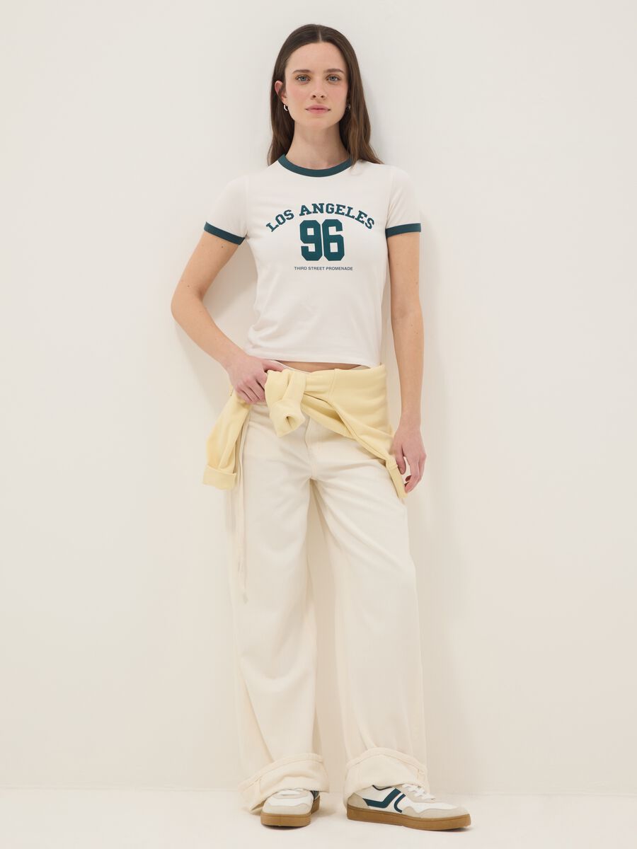 Wei&szlig;e Regular Fit Baumwoll-Stretch-T-Shirt mit gr&uuml;nem Aufdruck_2