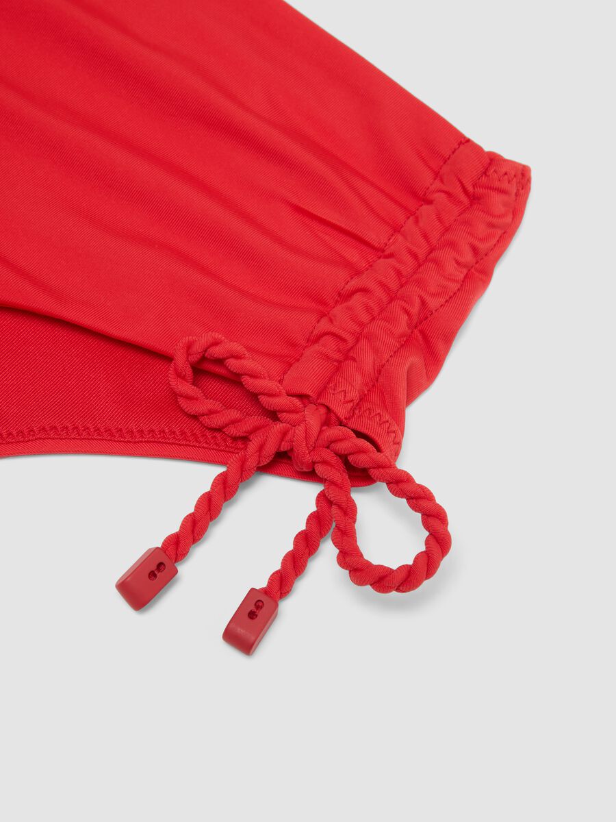 Bas de bikini rouge en tissu stretch avec liens sur les c&ocirc;t&eacute;s_1
