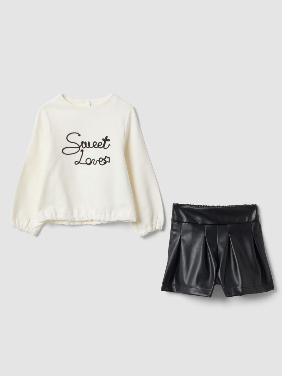 Completo bianco con maglia e shorts neri_0