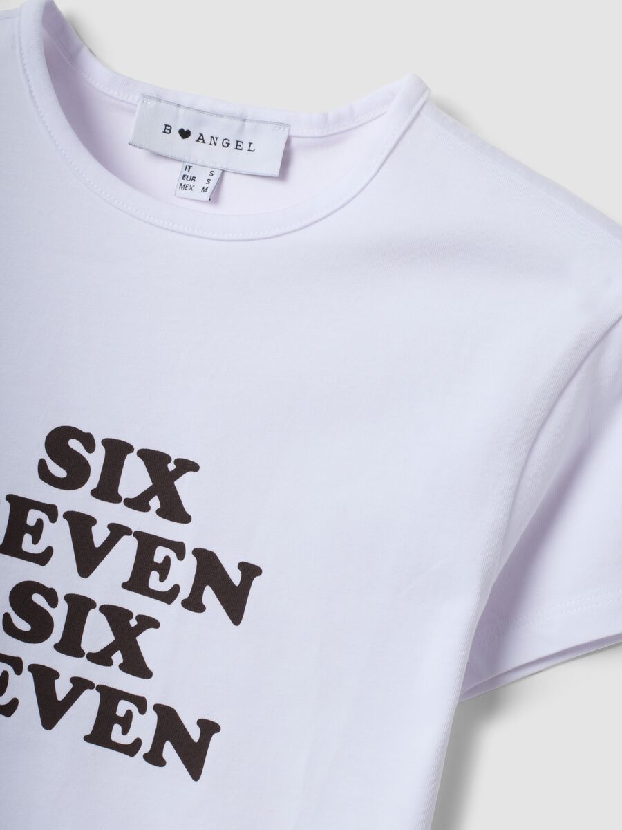 Wei&szlig;es, tailliertes T-Shirt aus reiner Baumwolle mit Frontprint &bdquo;Six Seven&ldquo;_6