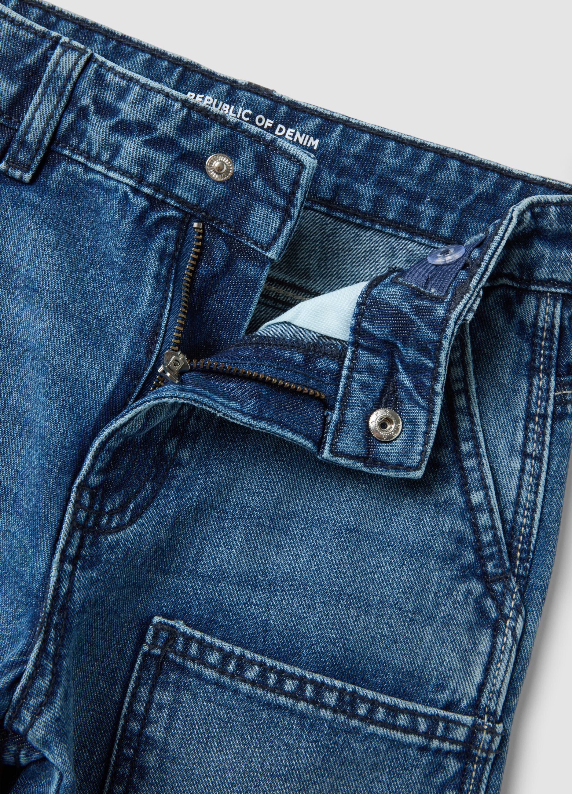 Jeans blu in puro cotone con tasche applicate loose fit per bambino