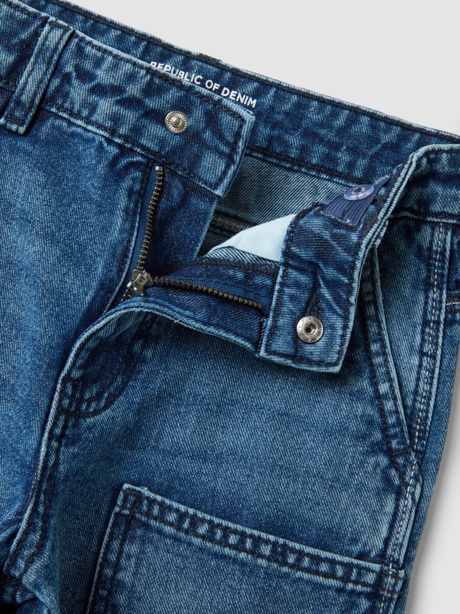 Jeans blu in puro cotone con tasche applicate loose fit per bambino_2