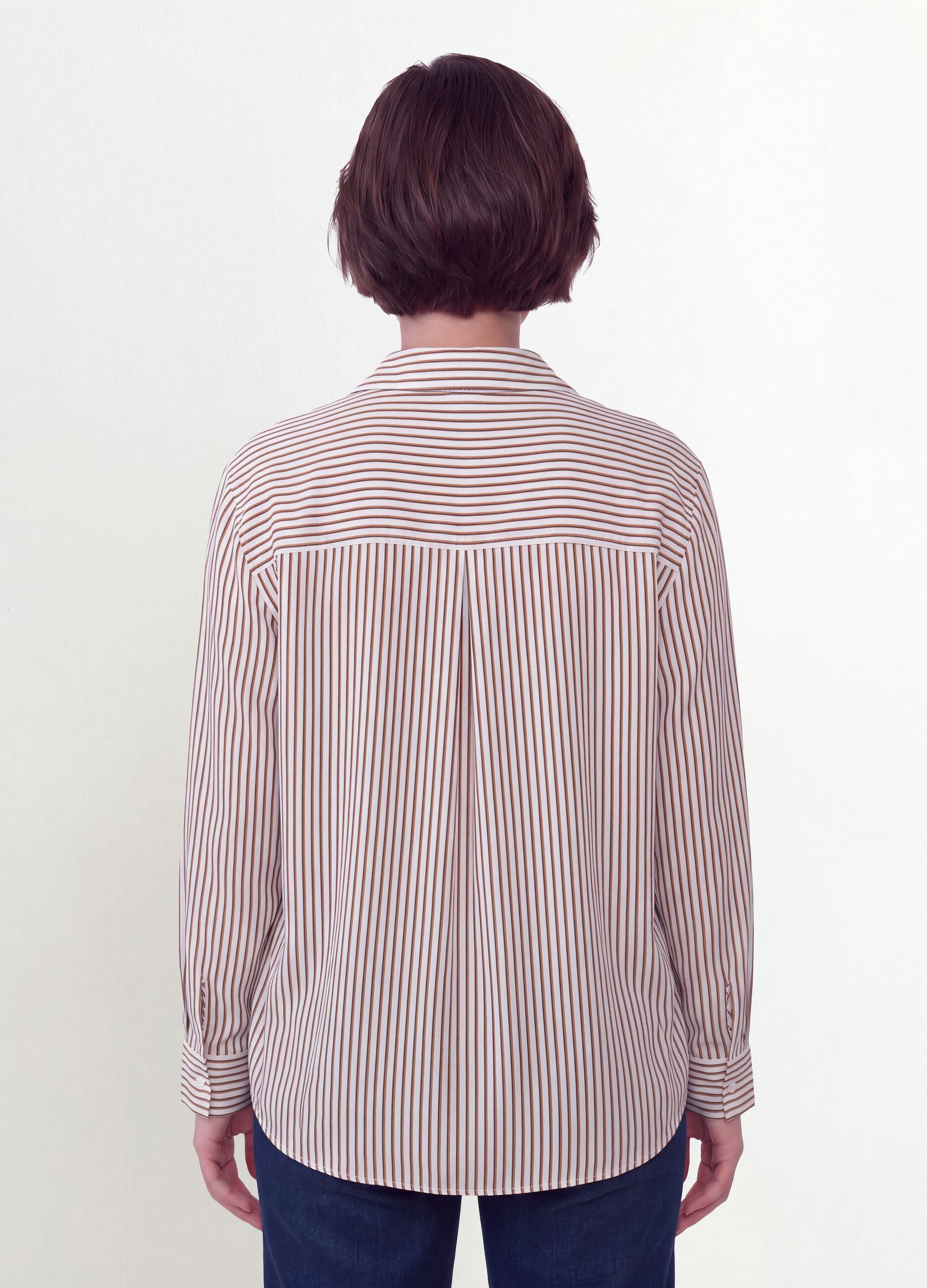 White striped shirt with classic collar, regular fit