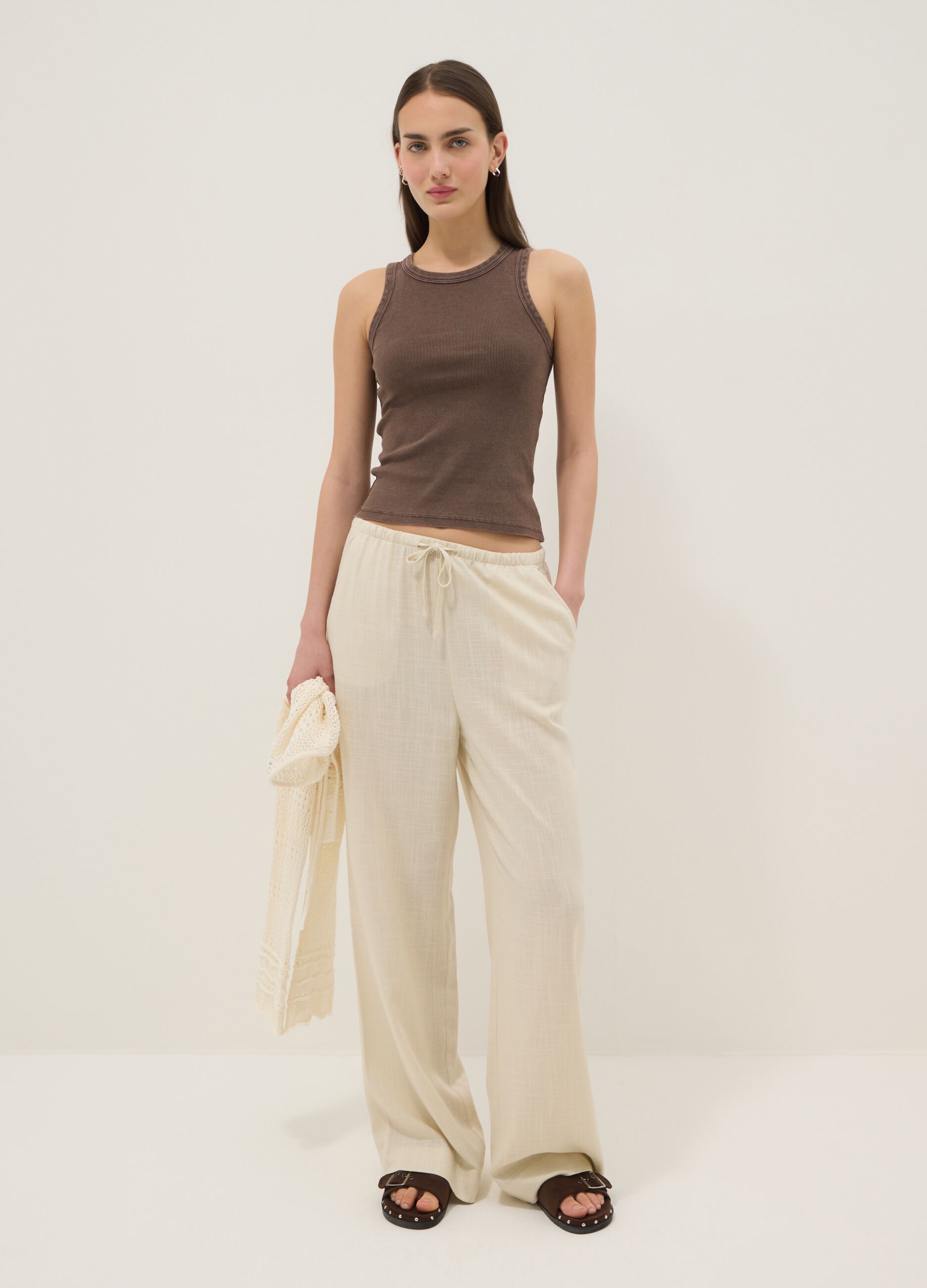 Braunes, figurbetontes Tanktop aus geripptem Stretch-Baumwollstoff