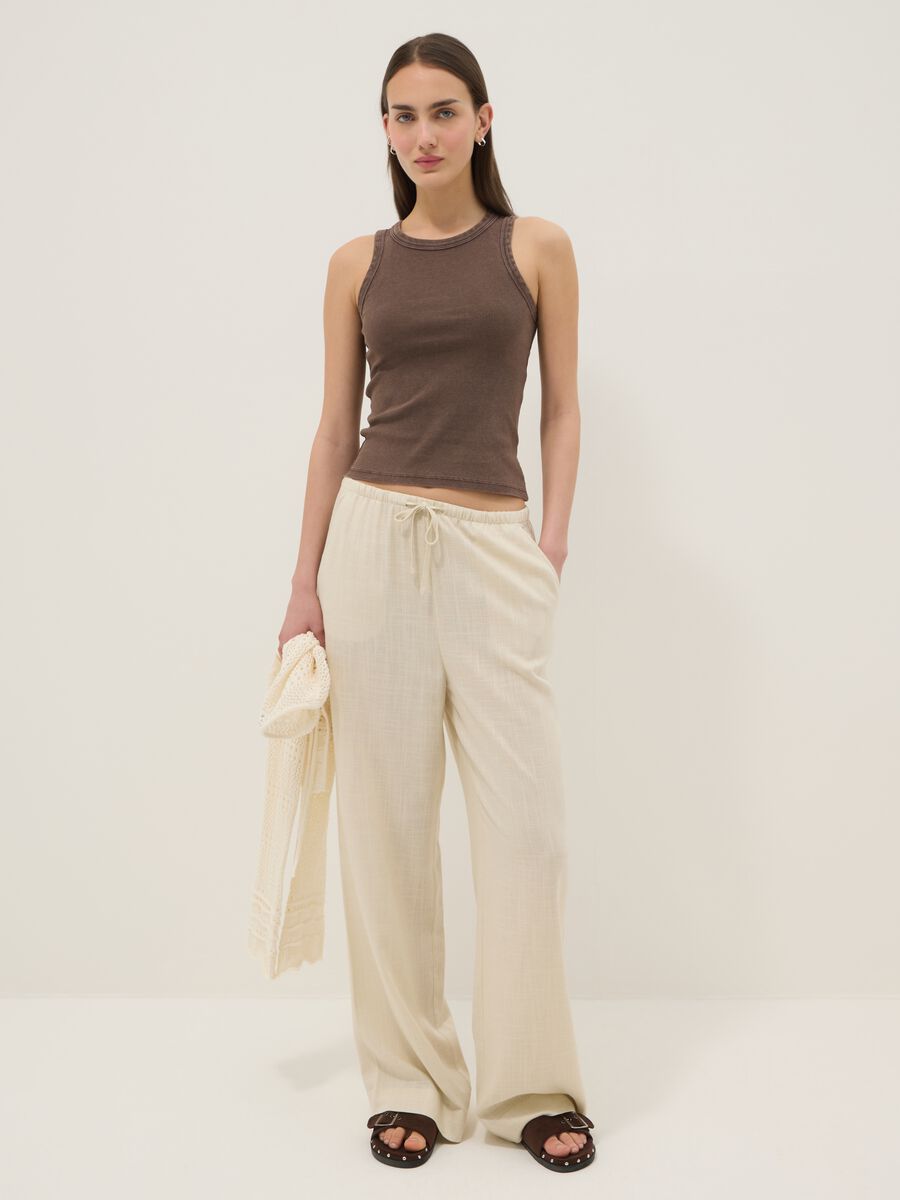 Braunes, figurbetontes Tanktop aus geripptem Stretch-Baumwollstoff_1