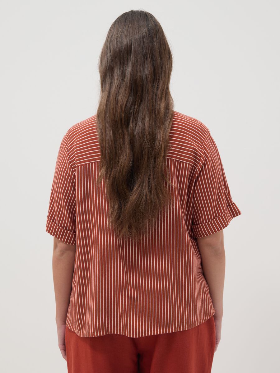 Regular-Fit-Hemd aus Viskose-Leinen-Mix mit mehrfarbigen Streifen_4