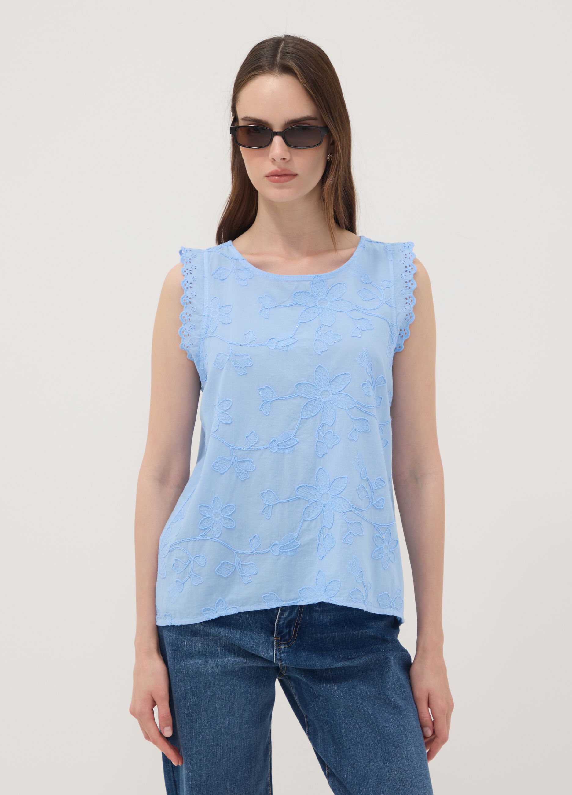 Blusa azul-celeste em algod&atilde;o puro com bordados florais, corte regular